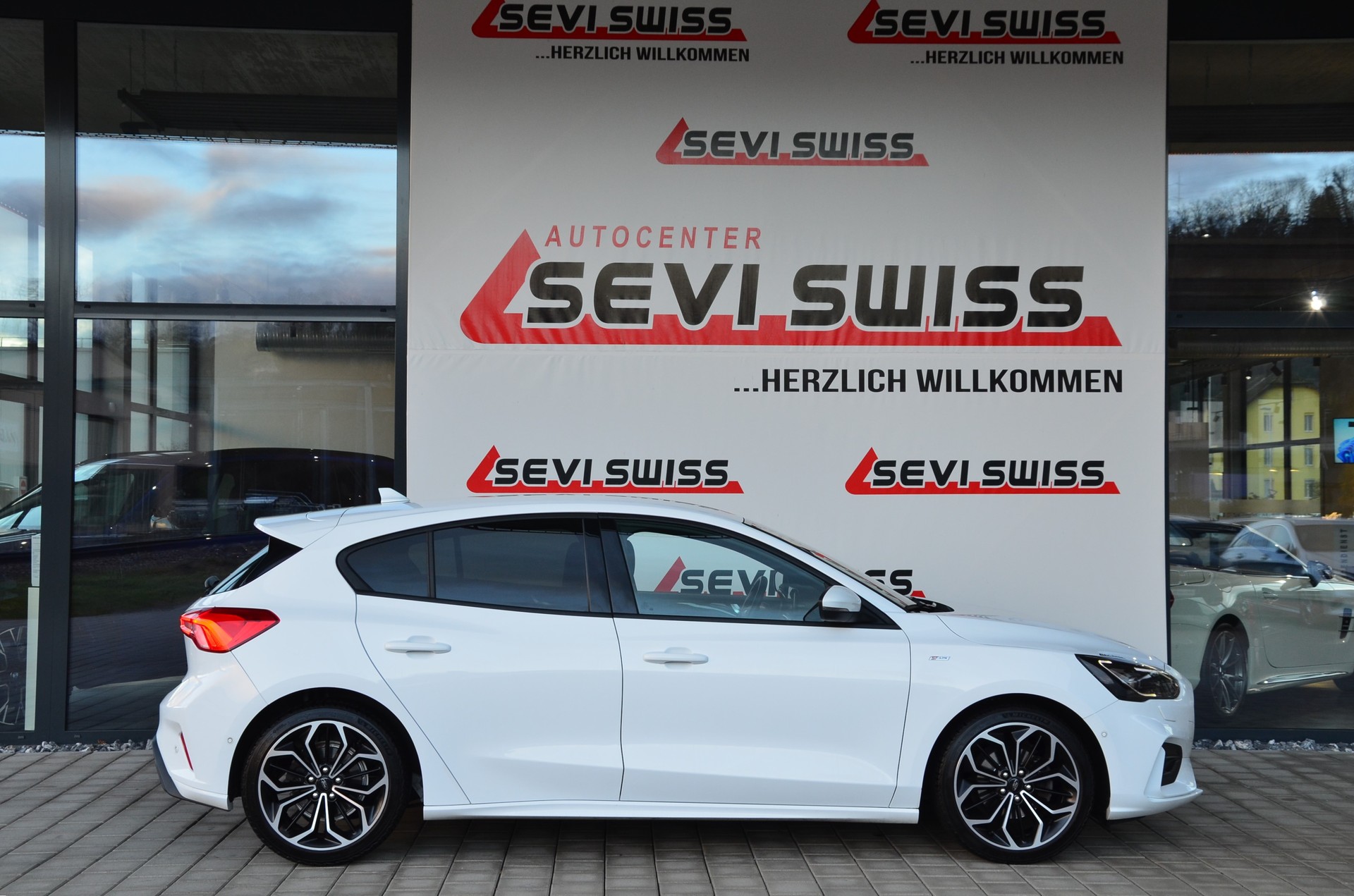 FORD Focus 1.0 SCTi ST Line*Aus erster Hand*Frisch ab MFK,1 Jahr oder 20'000km Garantie*-image-4