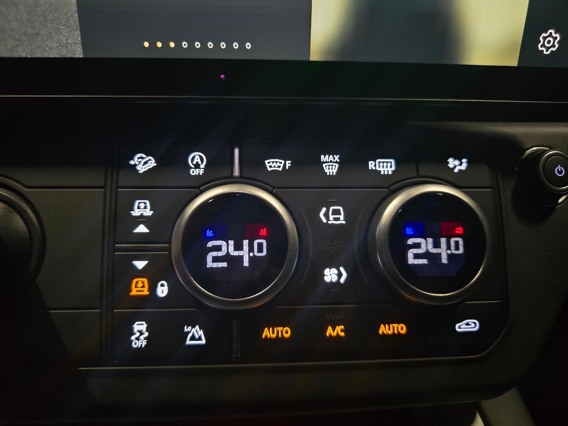 LAND ROVER Defender 90 3.0 D I6 350 X-Dynamic HSE-image-14