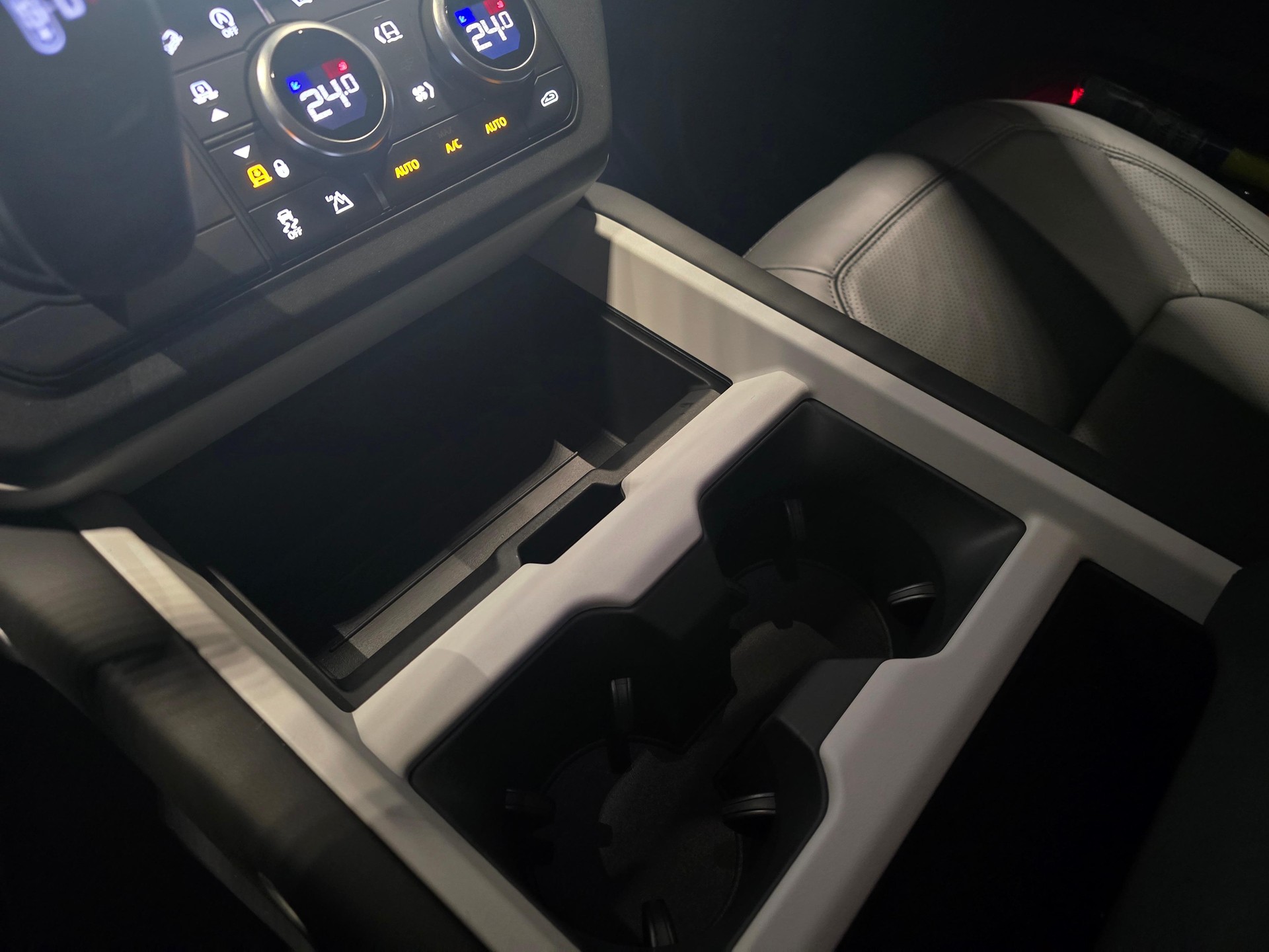 LAND ROVER Defender 90 3.0 D I6 350 X-Dynamic HSE-image-17