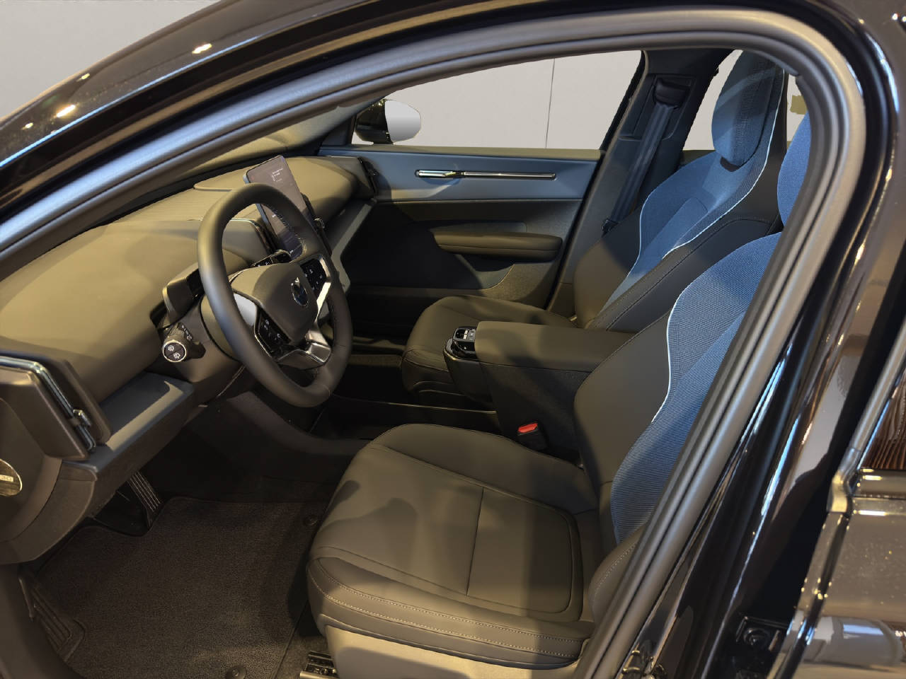 VOLVO EX 30 E60 Twin Ultra Performance Sw. Black Ed. AWD-image-3