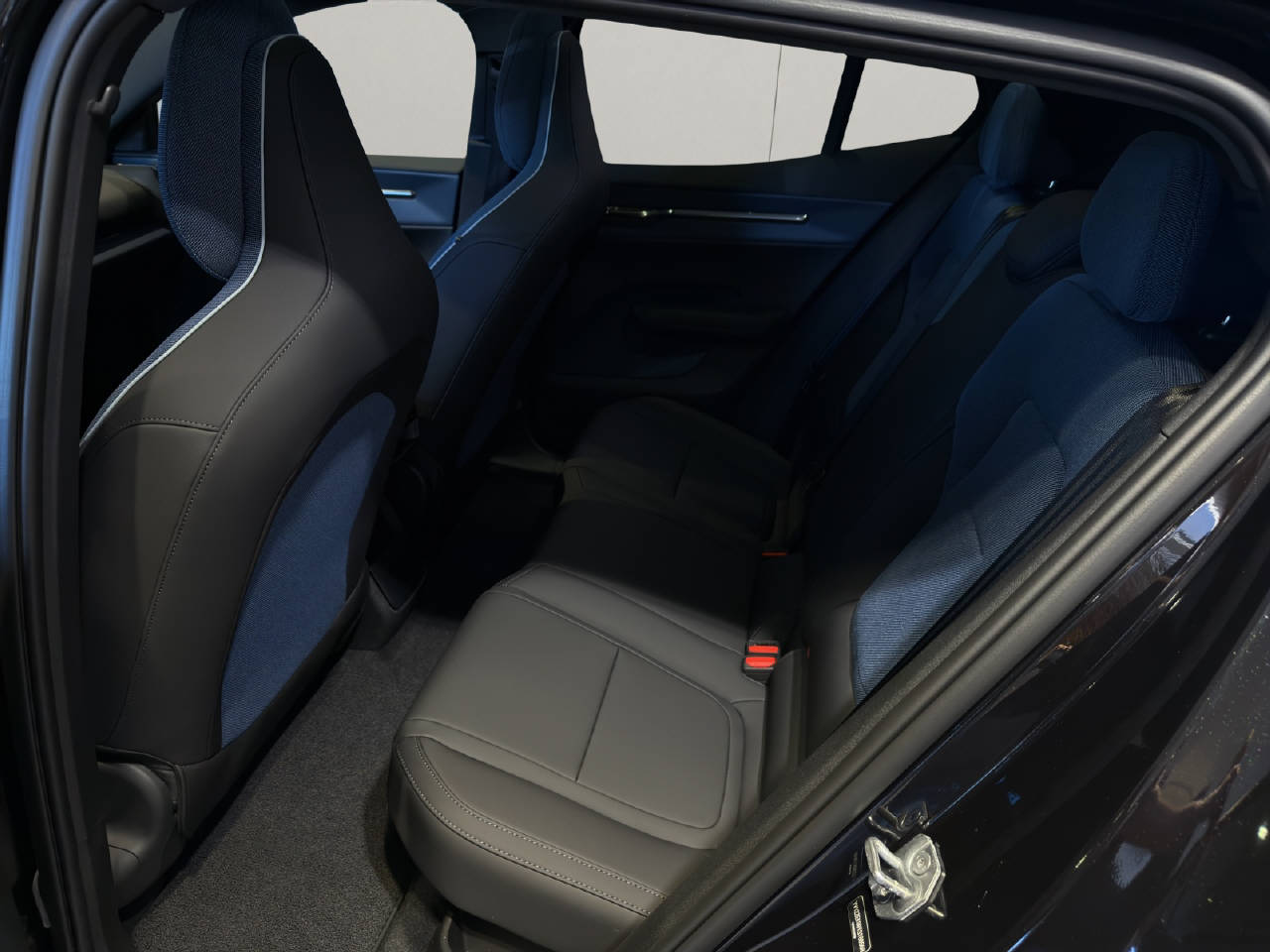 VOLVO EX 30 E60 Twin Ultra Performance Sw. Black Ed. AWD-image-4