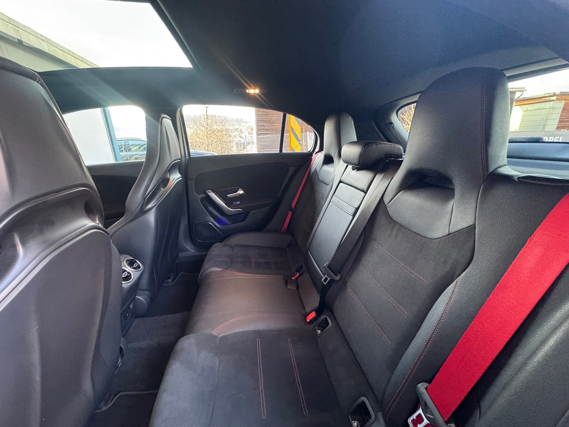 MERCEDES-BENZ A 35 AMG 4Matic Speedshift-image-6