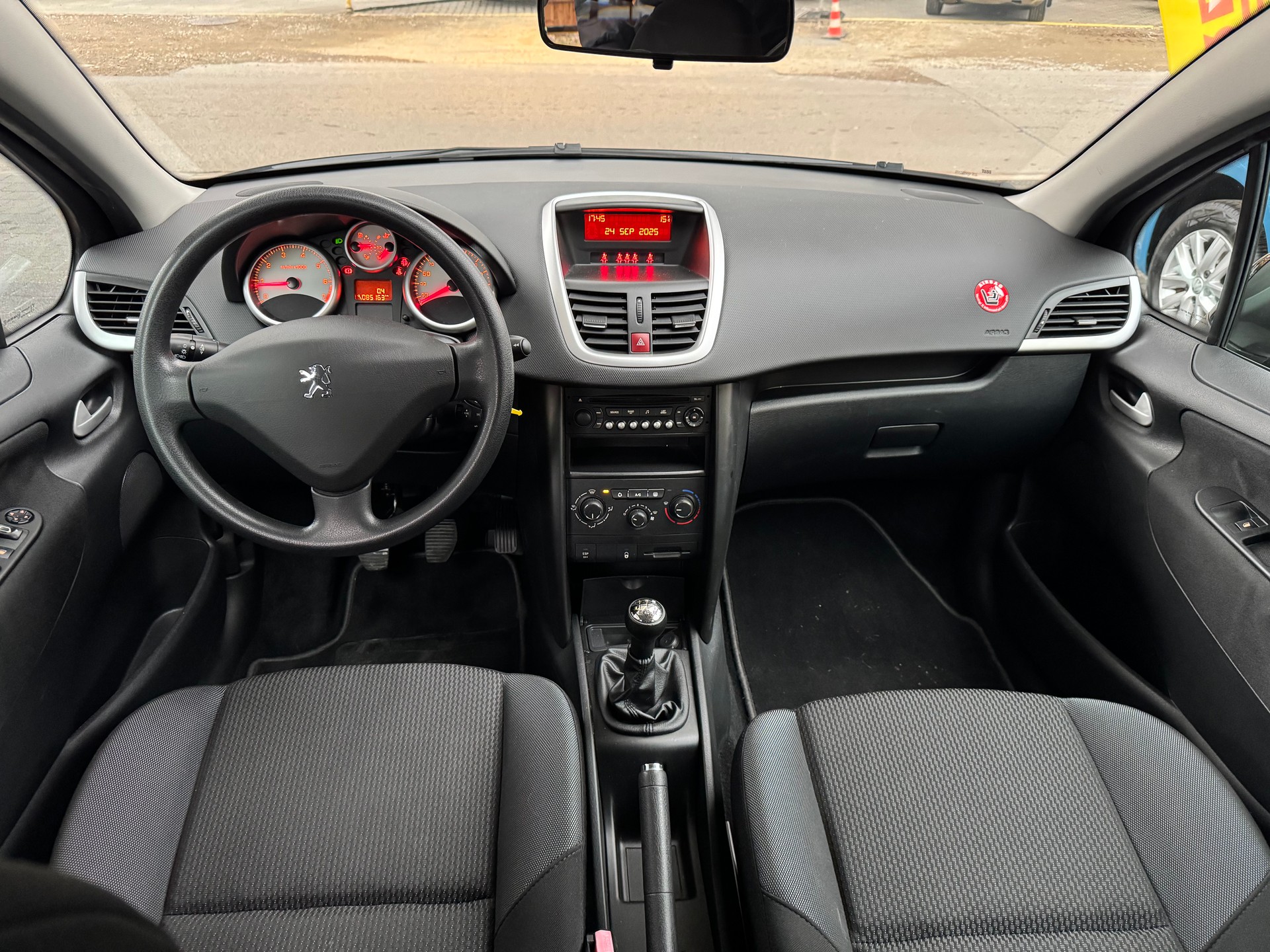 PEUGEOT 207 1.4 16V Allure-image-5