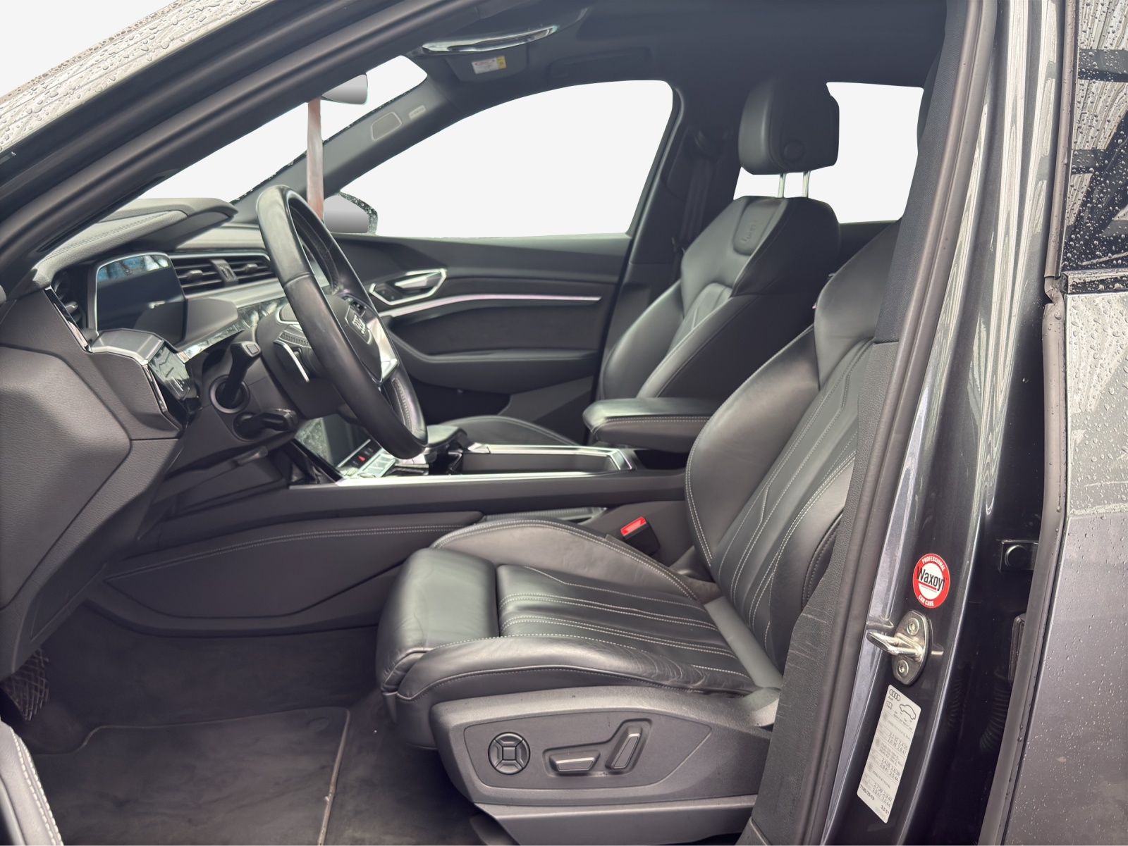 AUDI e-tron 55 S Line quattro-image-8