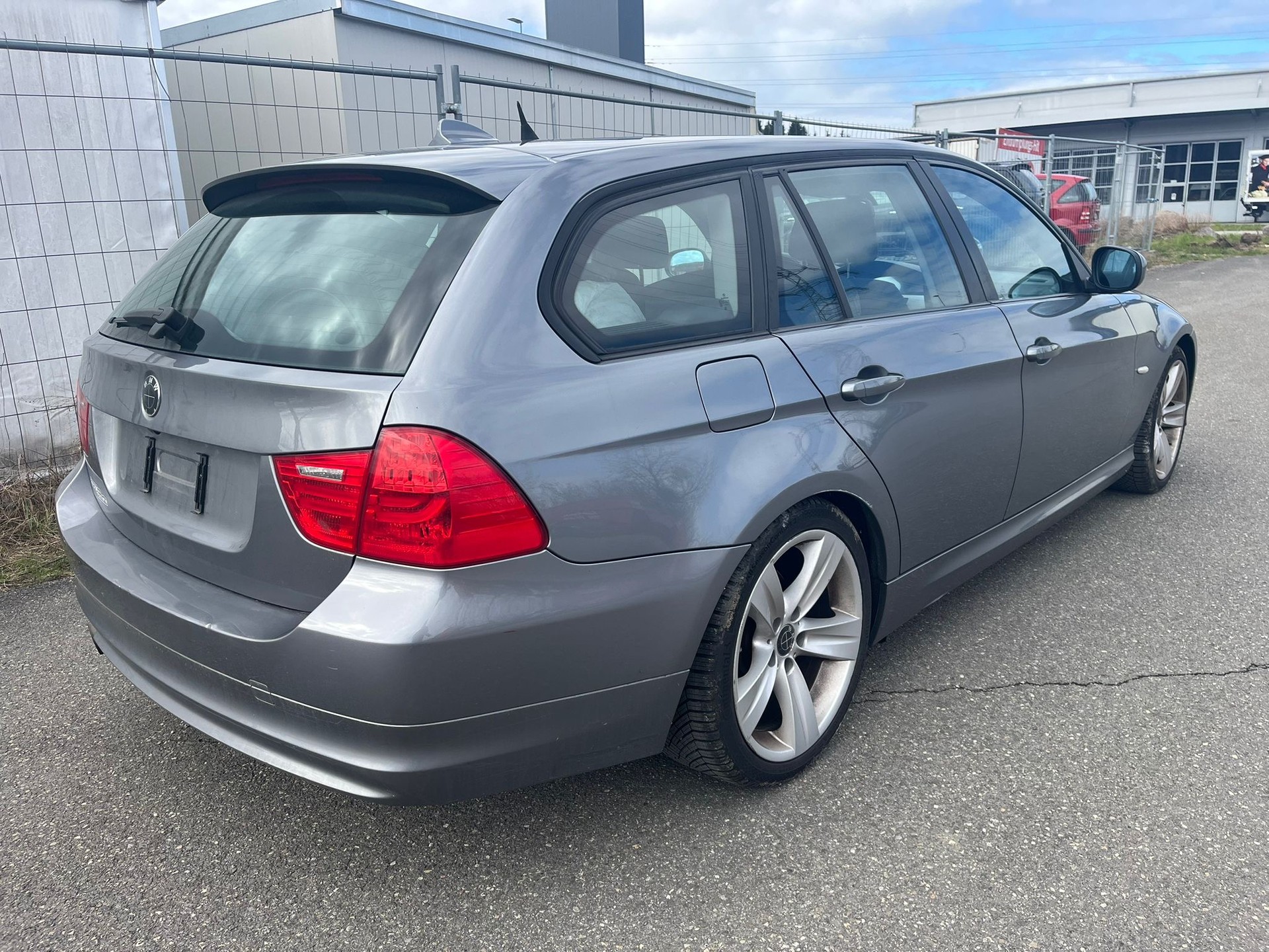 BMW 320i Touring Steptronic-image-3