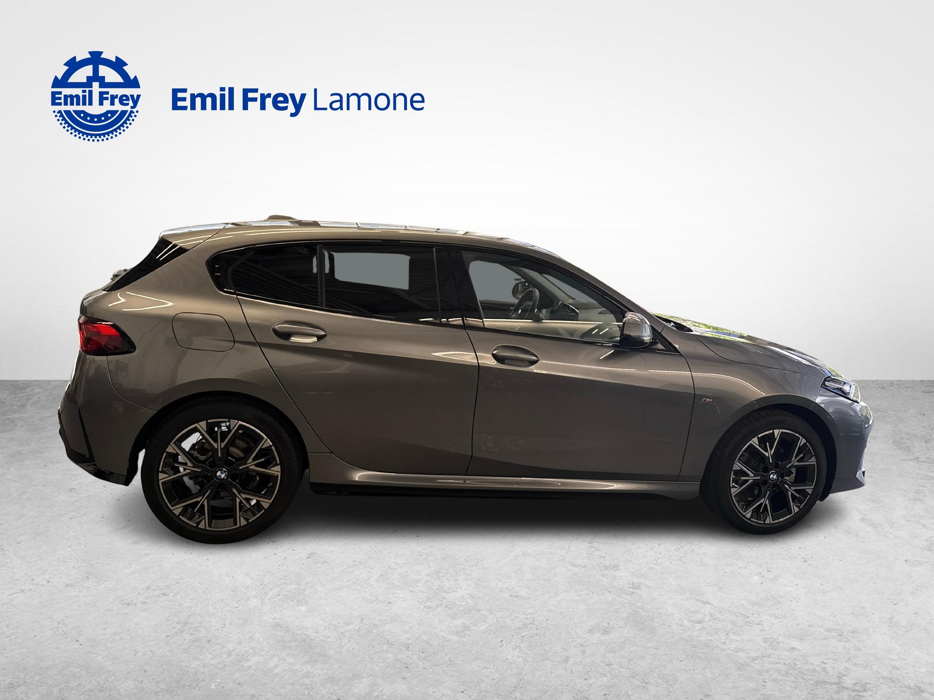 BMW 120i-image-5