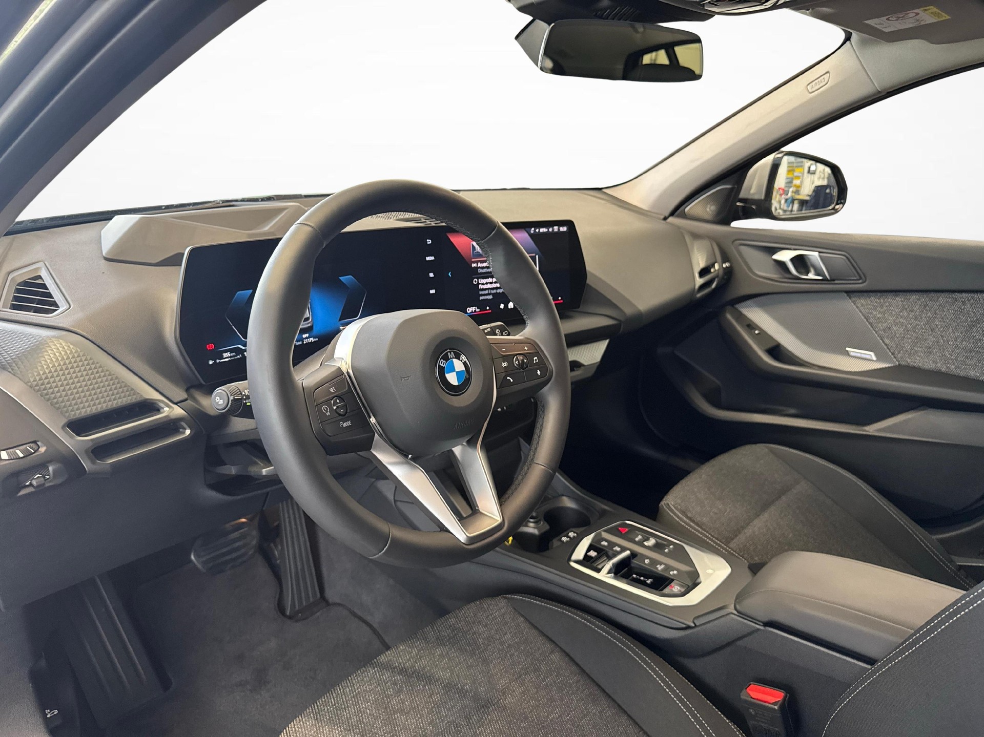 BMW 120i-image-10