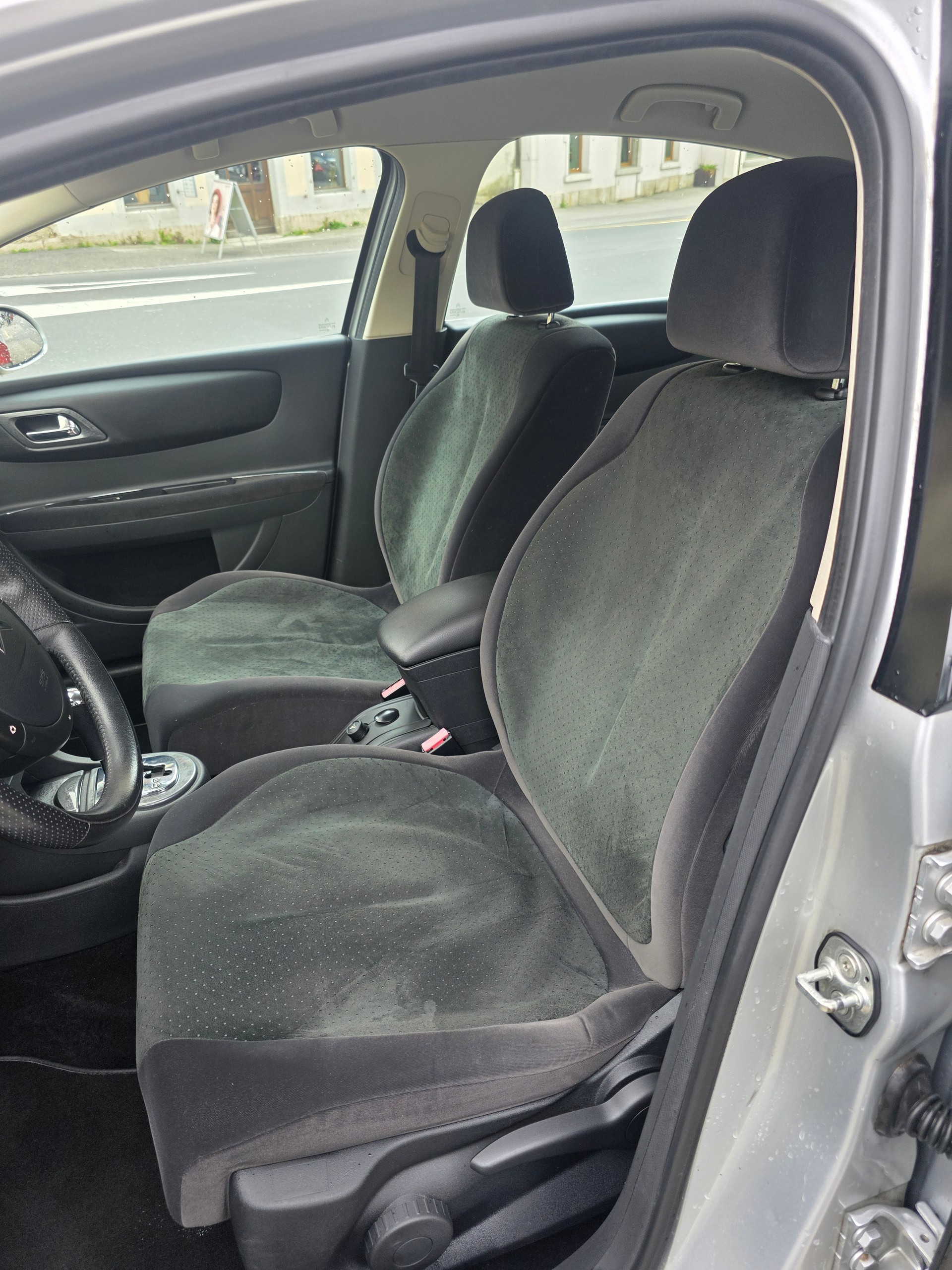CITROEN C4 Berline 2.0i 16V Exclusive Automatic-image-8
