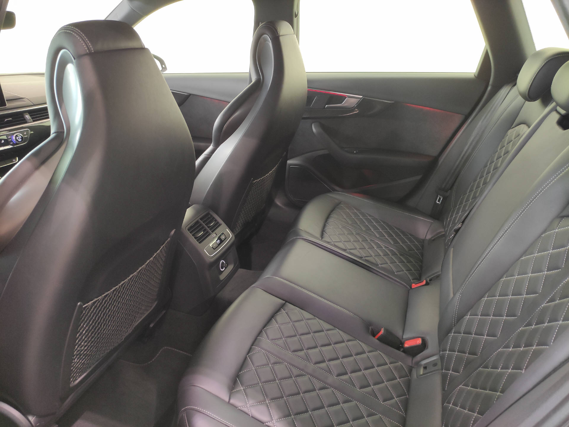 AUDI S4 Avant 3.0 V6 TFSI quattro S-Tronic-image-11