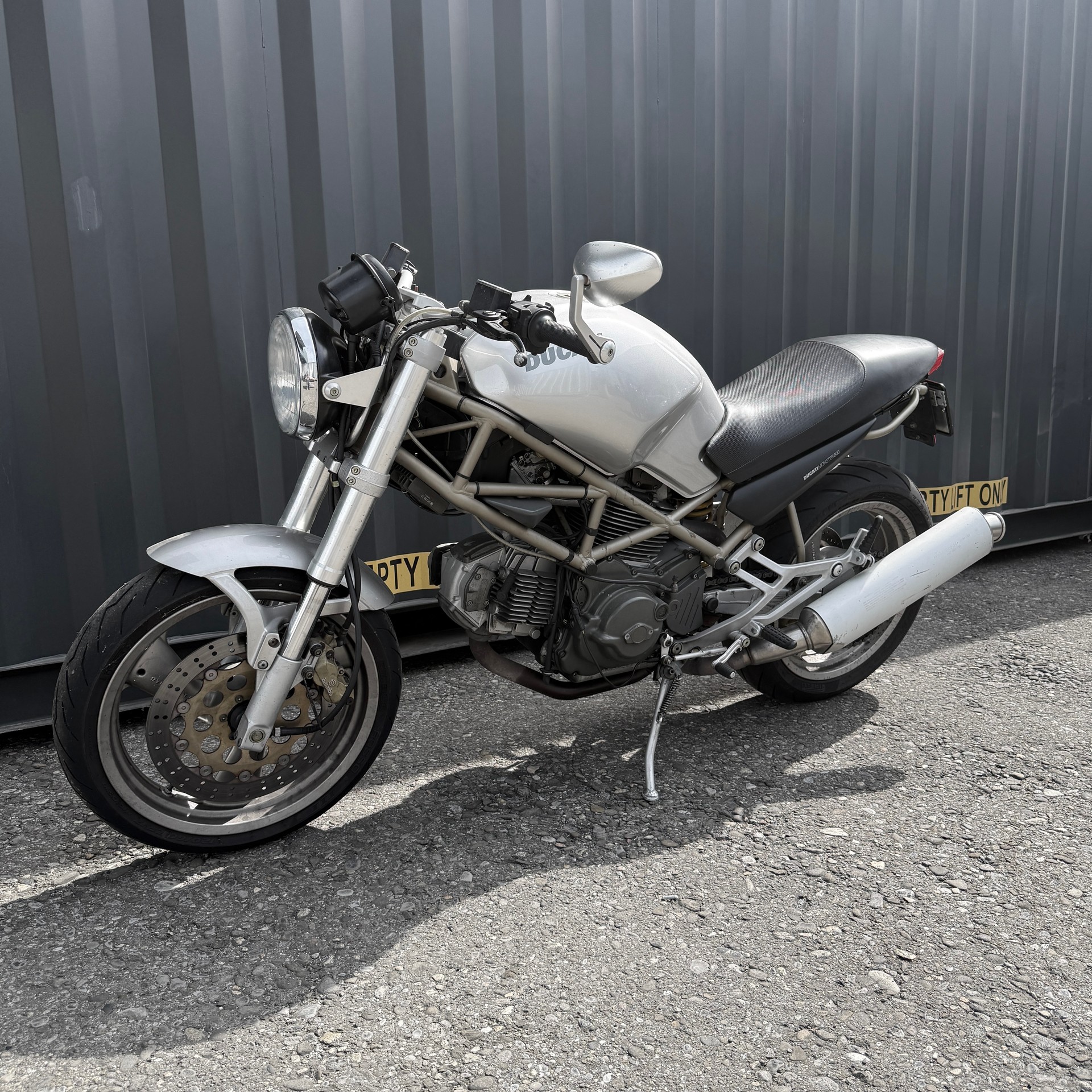 DUCATI Monster 600-showroom-element-1