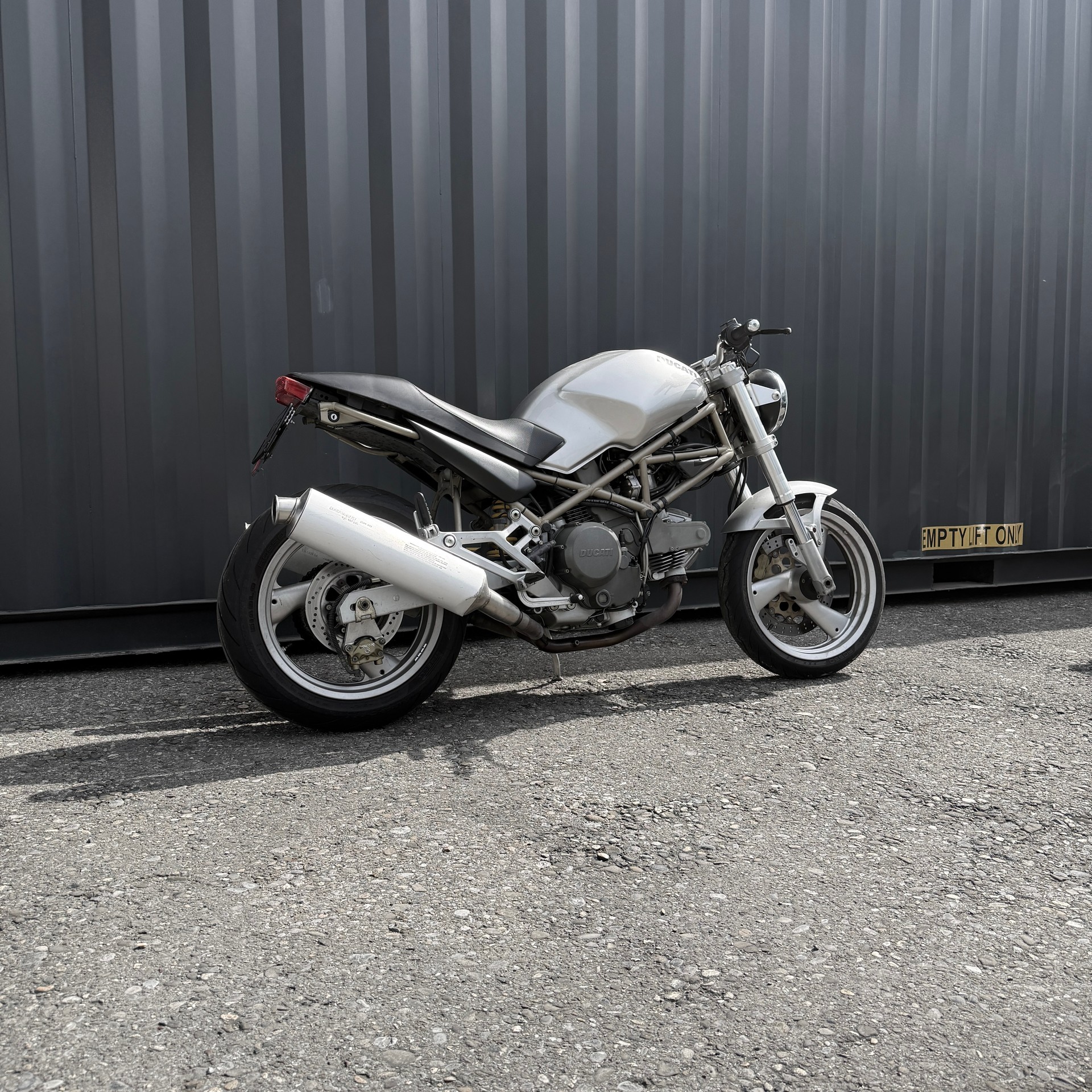 DUCATI Monster 600-showroom-element-2