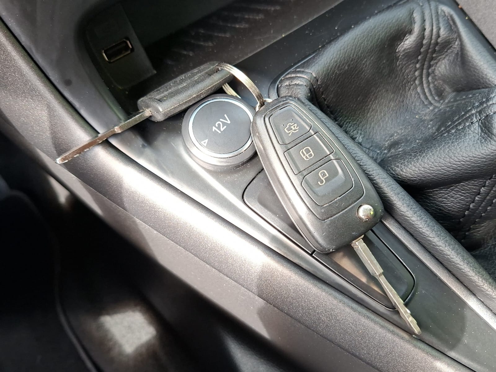 FORD Focus 1.0 SCTi Black Edition-image-16