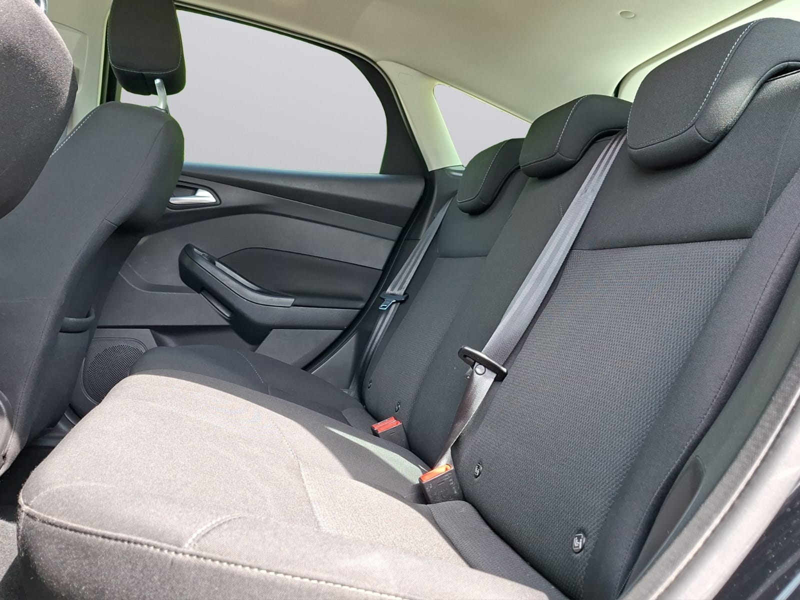 FORD Focus 1.0 SCTi Black Edition-image-9