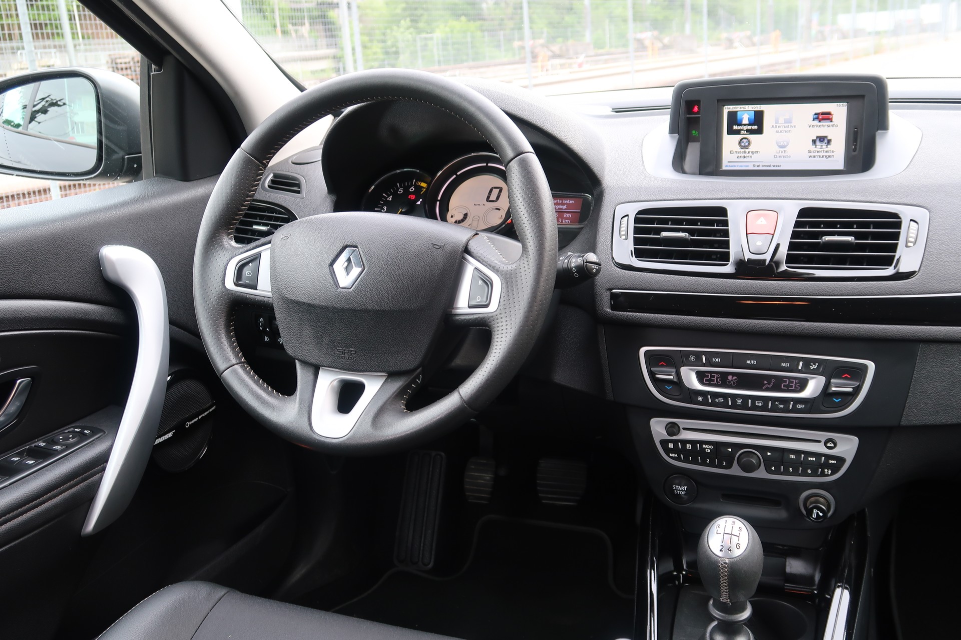 RENAULT Mégane Coupé 1.4 16V Turbo Bose-image-12