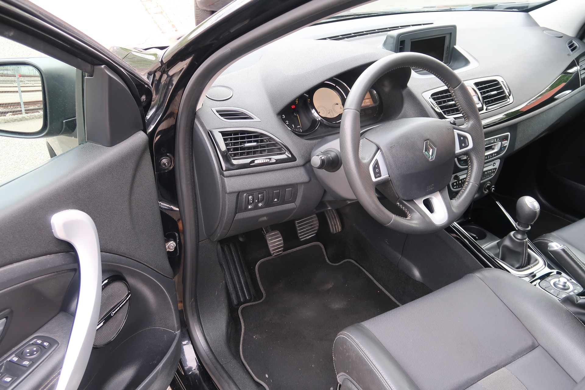 RENAULT Mégane Coupé 1.4 16V Turbo Bose-image-11