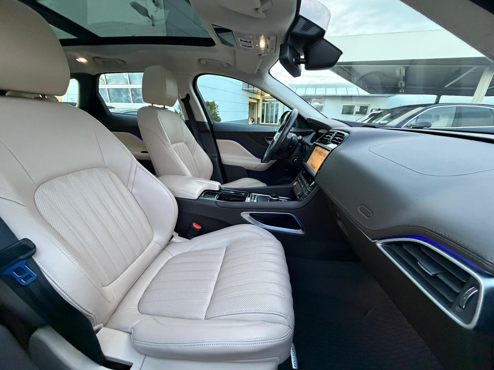 JAGUAR F-Pace 30t 2.0 Portfolio AWD Automatik-image-11