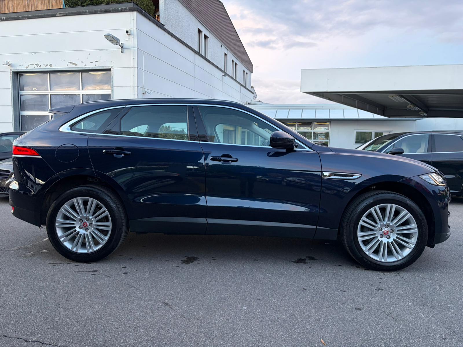 JAGUAR F-Pace 30t 2.0 Portfolio AWD Automatik-image-3