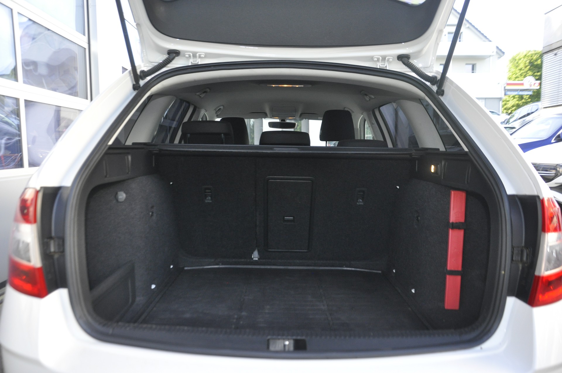 SKODA Octavia Combi 2.0 TDI Ambition 4x4 DSG-image-13