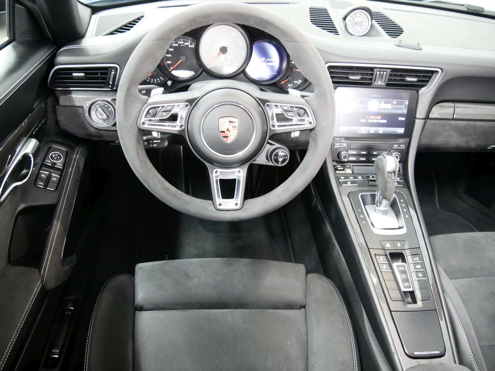 PORSCHE 911 Carrera 4 GTS Cabrio PDK-image-11