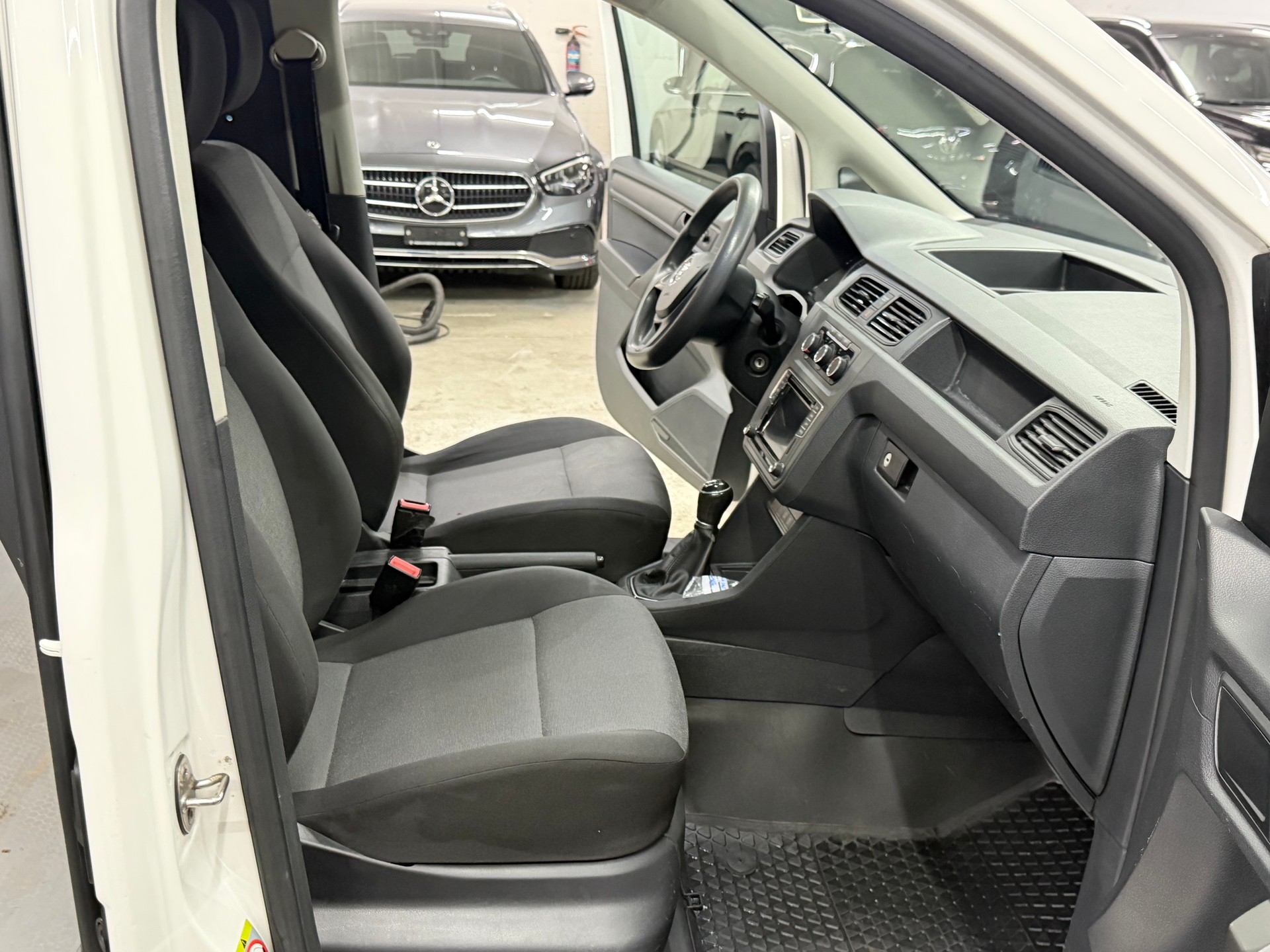 VW Caddy Maxi 2.0TDI 4Motion BlueMotion Technology-image-7