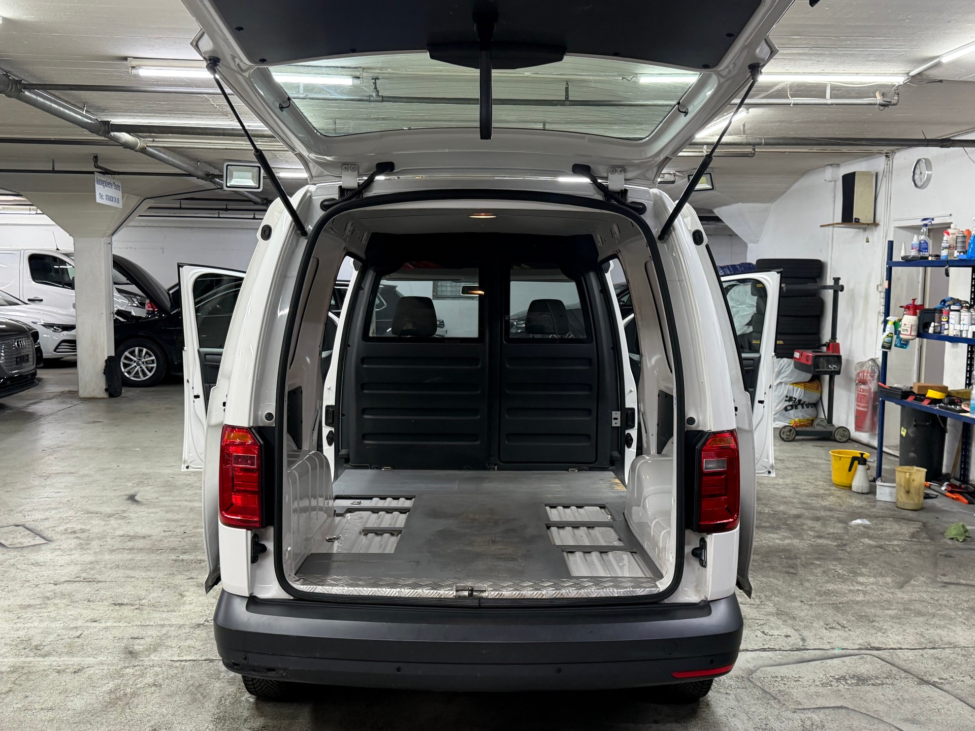 VW Caddy Maxi 2.0TDI 4Motion BlueMotion Technology-image-9