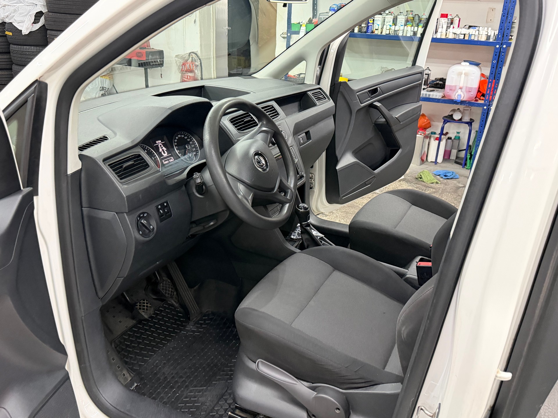 VW Caddy Maxi 2.0TDI 4Motion BlueMotion Technology-image-11