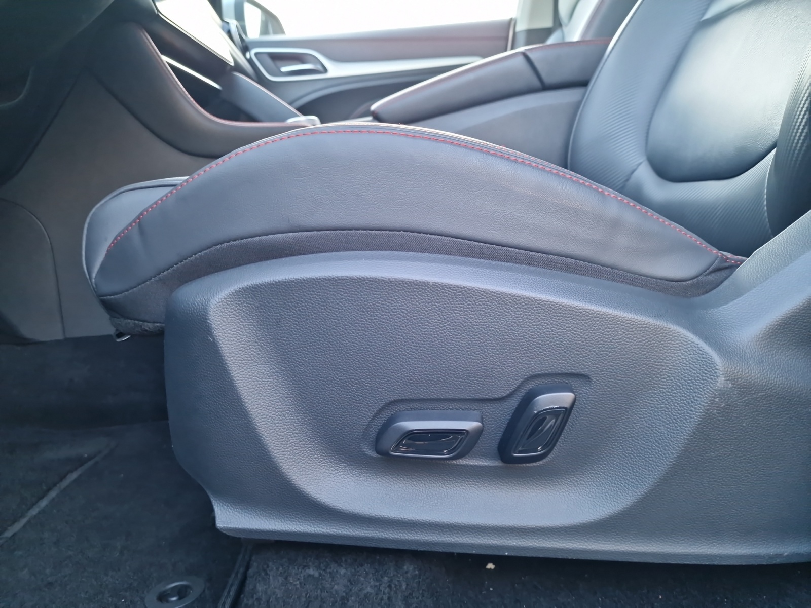 MG ZS EV 70kWh Luxury AHK Panorama Reichweite 440 km-image-12