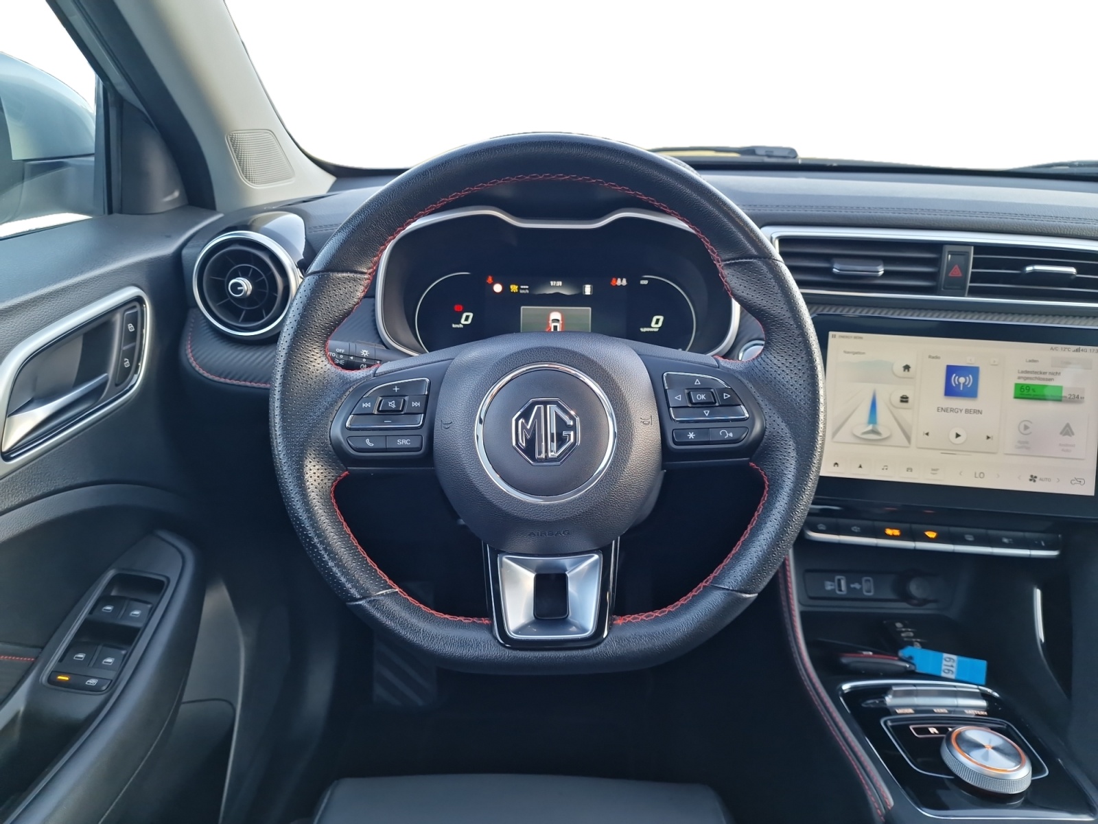 MG ZS EV 70kWh Luxury AHK Panorama Reichweite 440 km-image-13