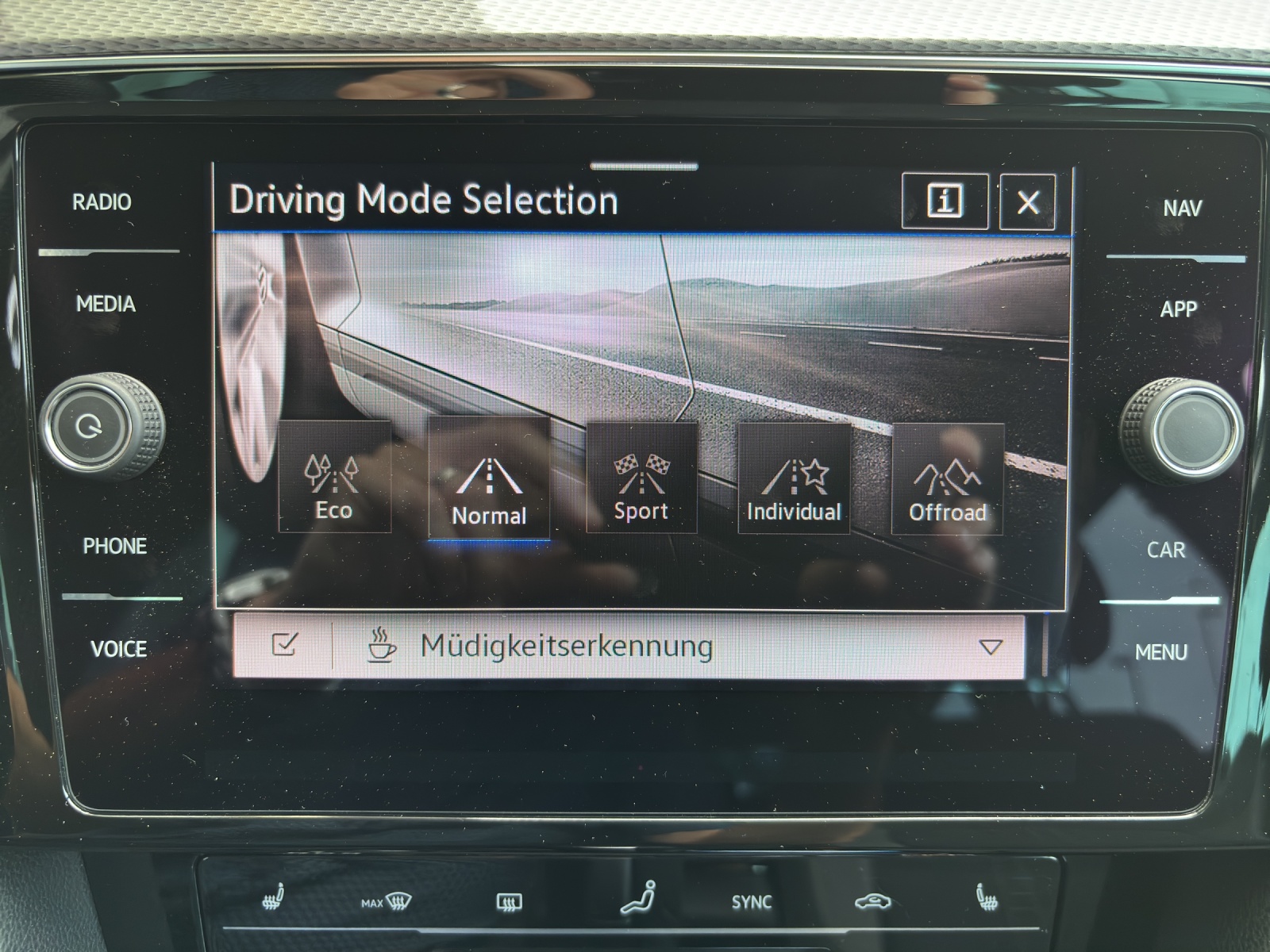 VW Passat Alltrack 2.0 TDI 4Motion DSG mit AHK, Standheizung & Winterräder-image-24