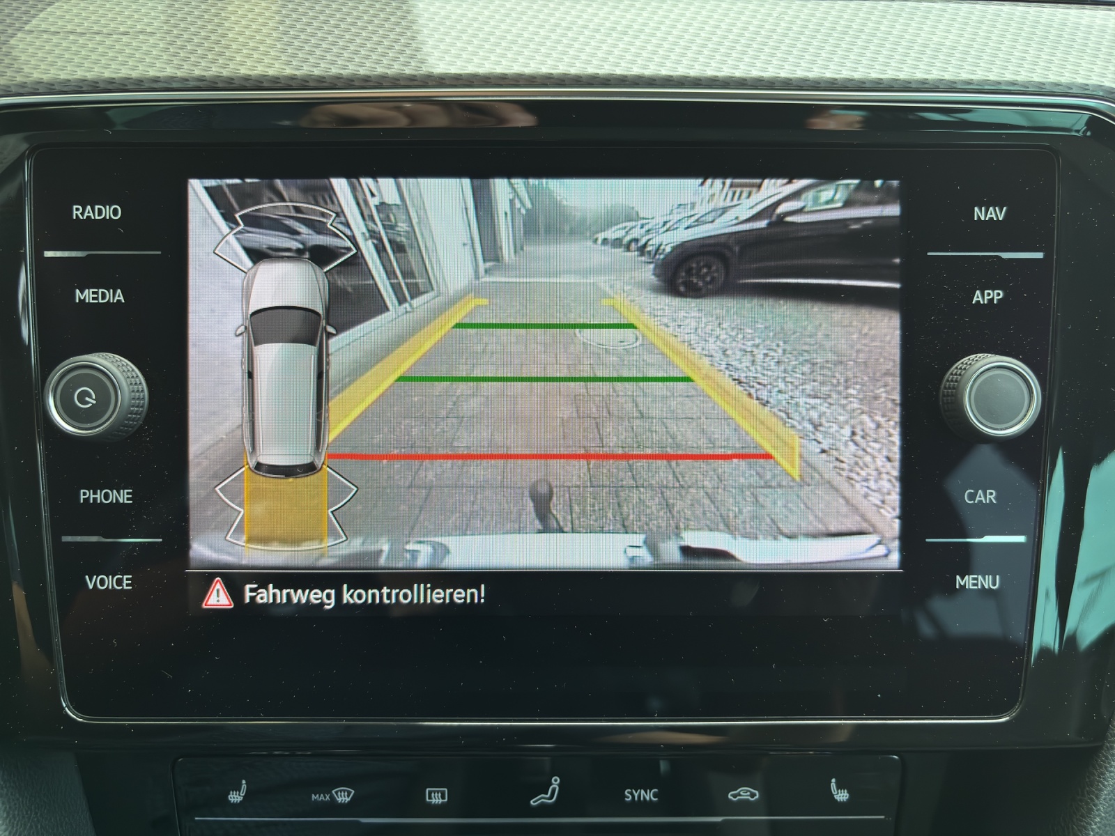 VW Passat Alltrack 2.0 TDI 4Motion DSG mit AHK, Standheizung & Winterräder-image-19