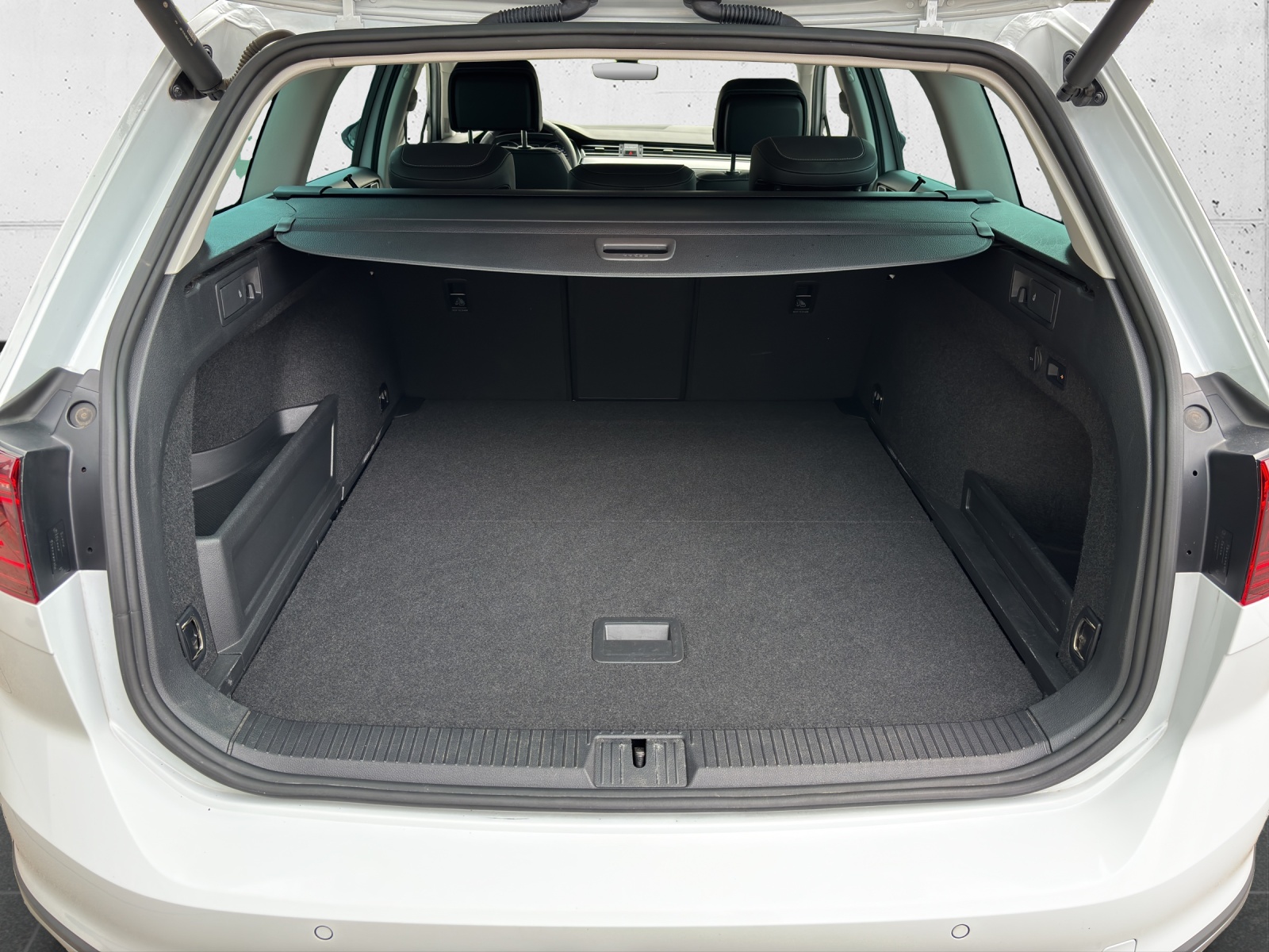 VW Passat Alltrack 2.0 TDI 4Motion DSG mit AHK, Standheizung & Winterräder-image-7