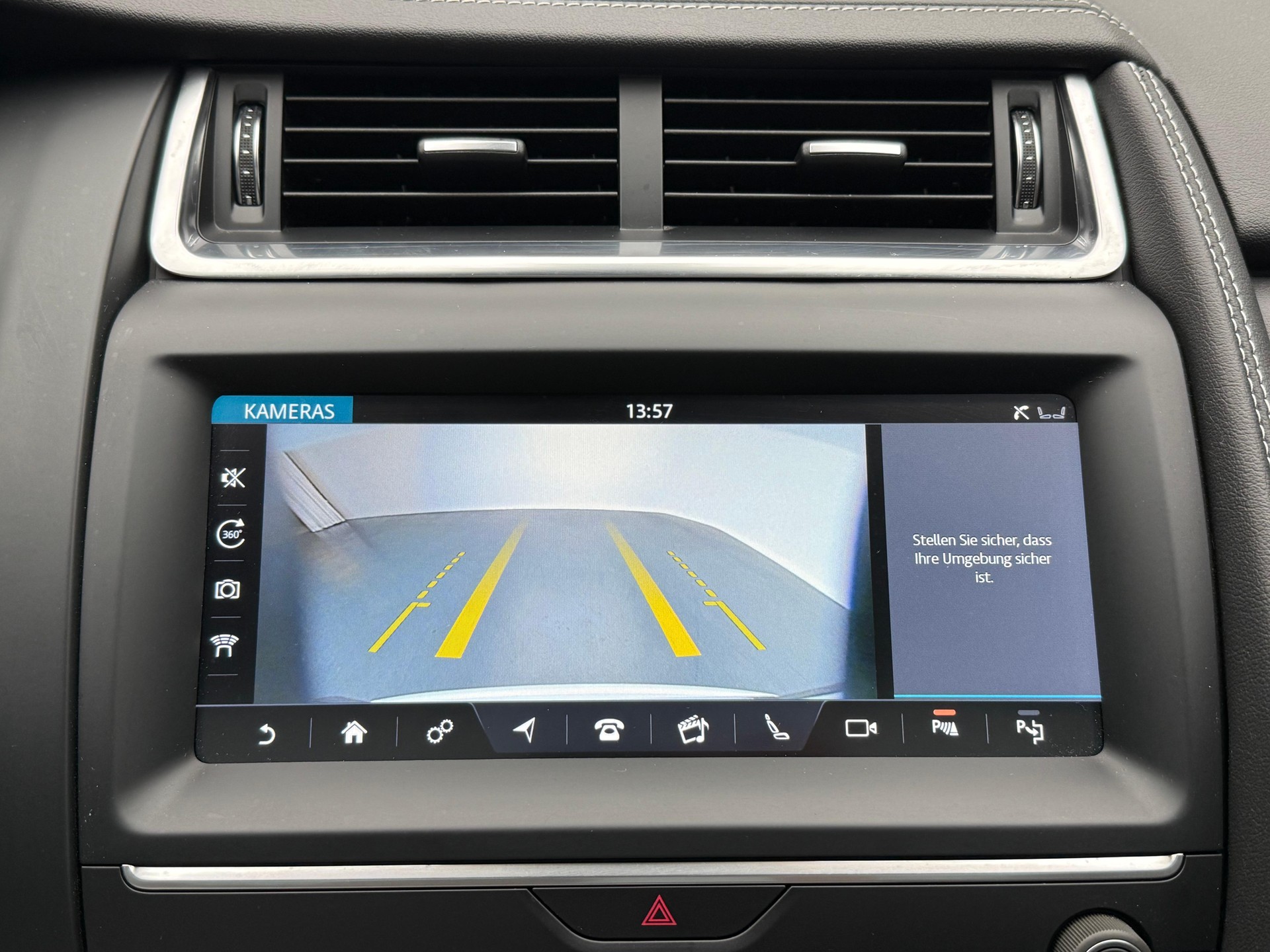 JAGUAR E-Pace 2.0 T 250 R-Dynamic SE AWD-image-16