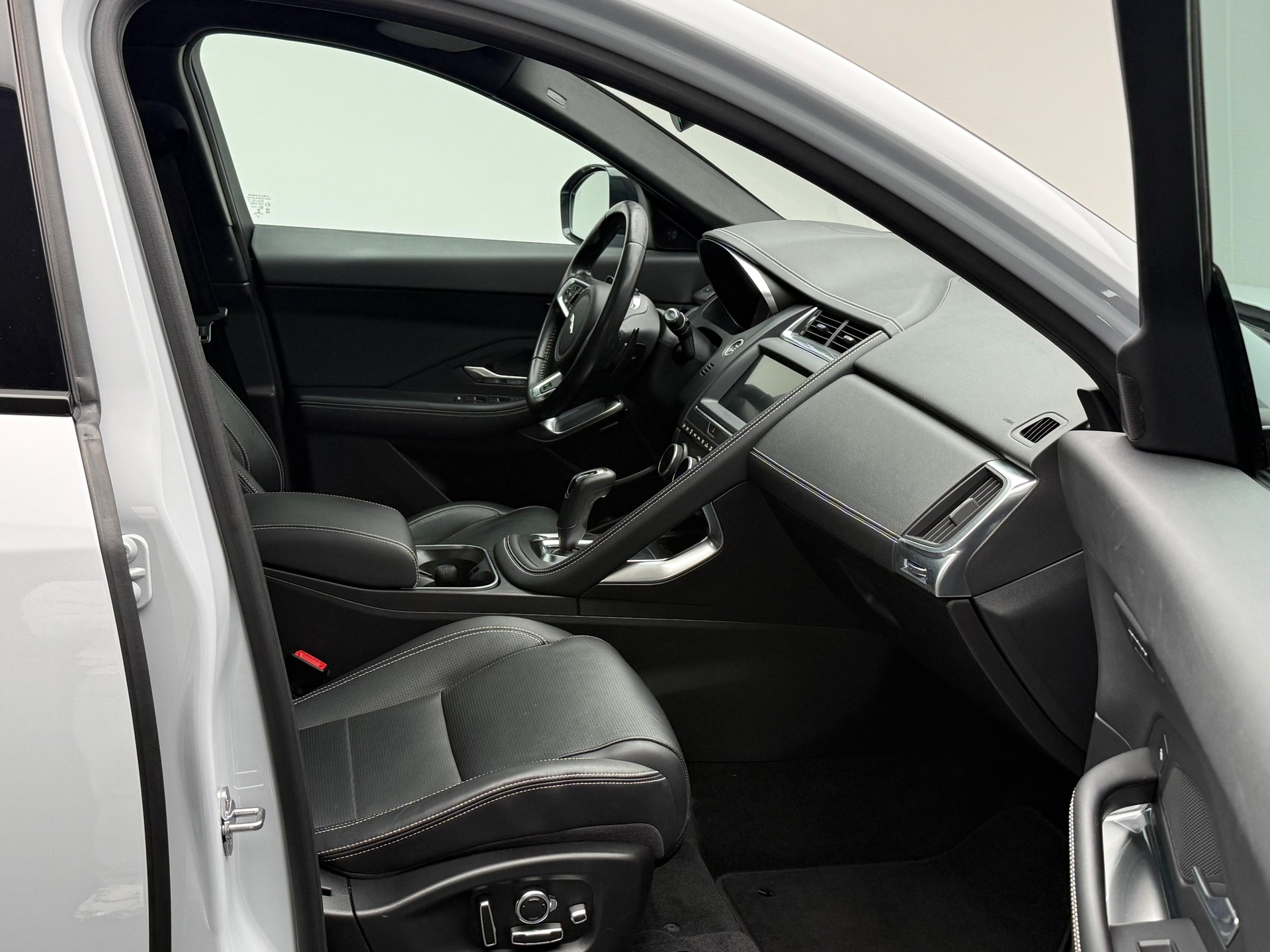 JAGUAR E-Pace 2.0 T 250 R-Dynamic SE AWD-image-13