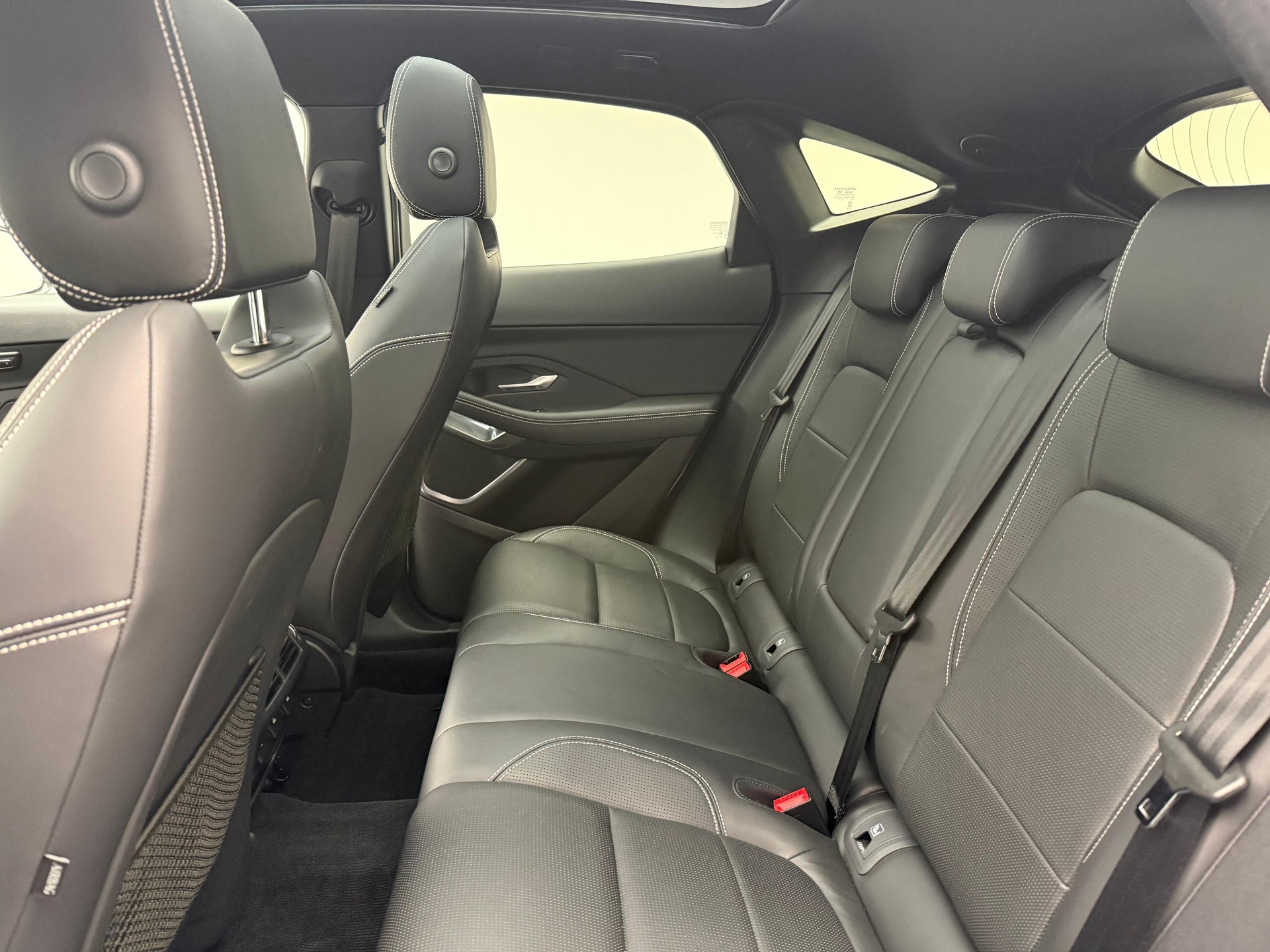 JAGUAR E-Pace 2.0 T 250 R-Dynamic SE AWD-image-14