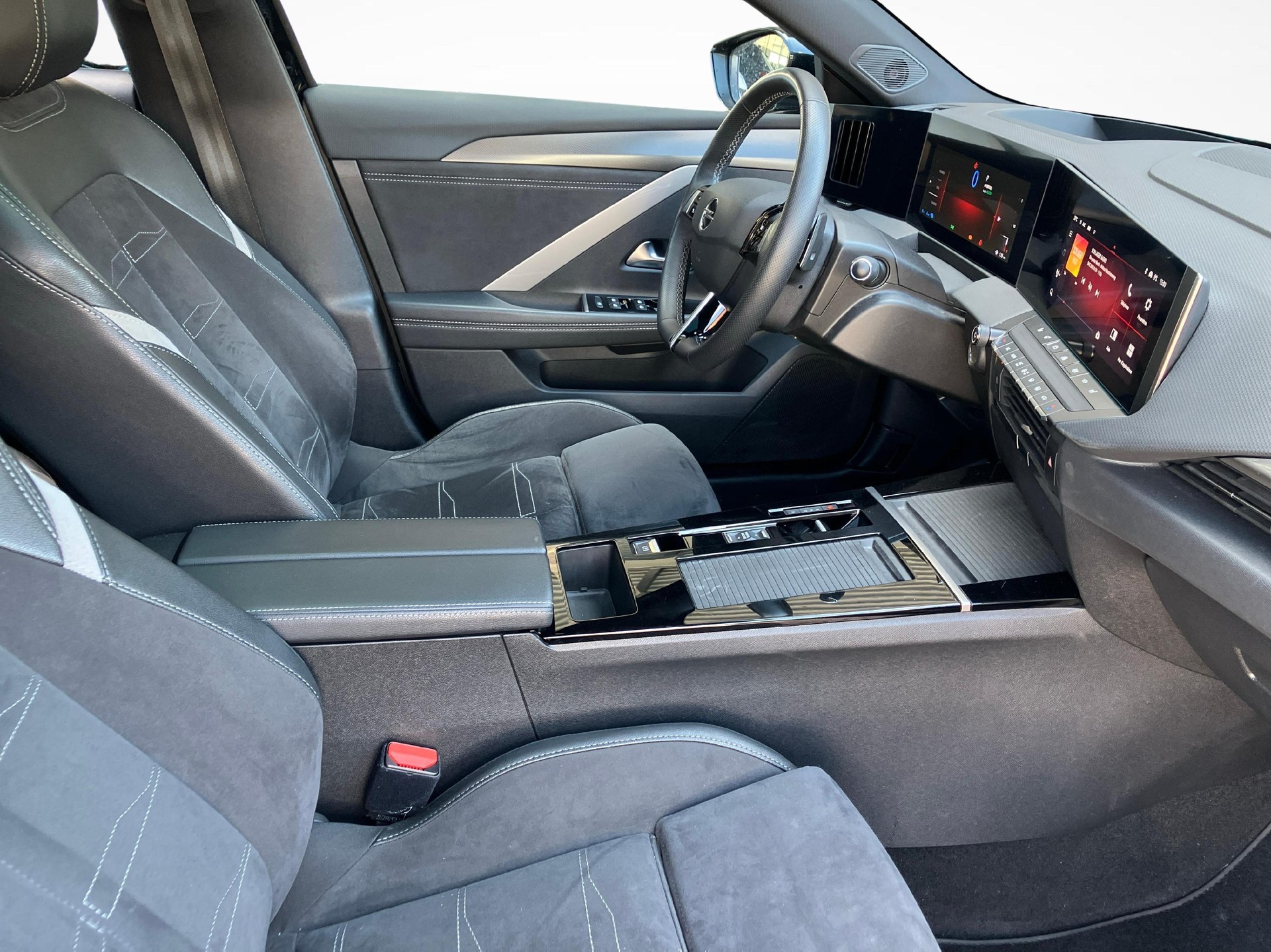 OPEL Astra 1.6 T PHEV 180 Swiss Premium-image-9