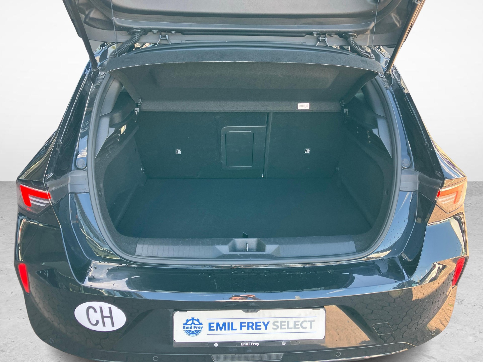 OPEL Astra 1.6 T PHEV 180 Swiss Premium-image-11
