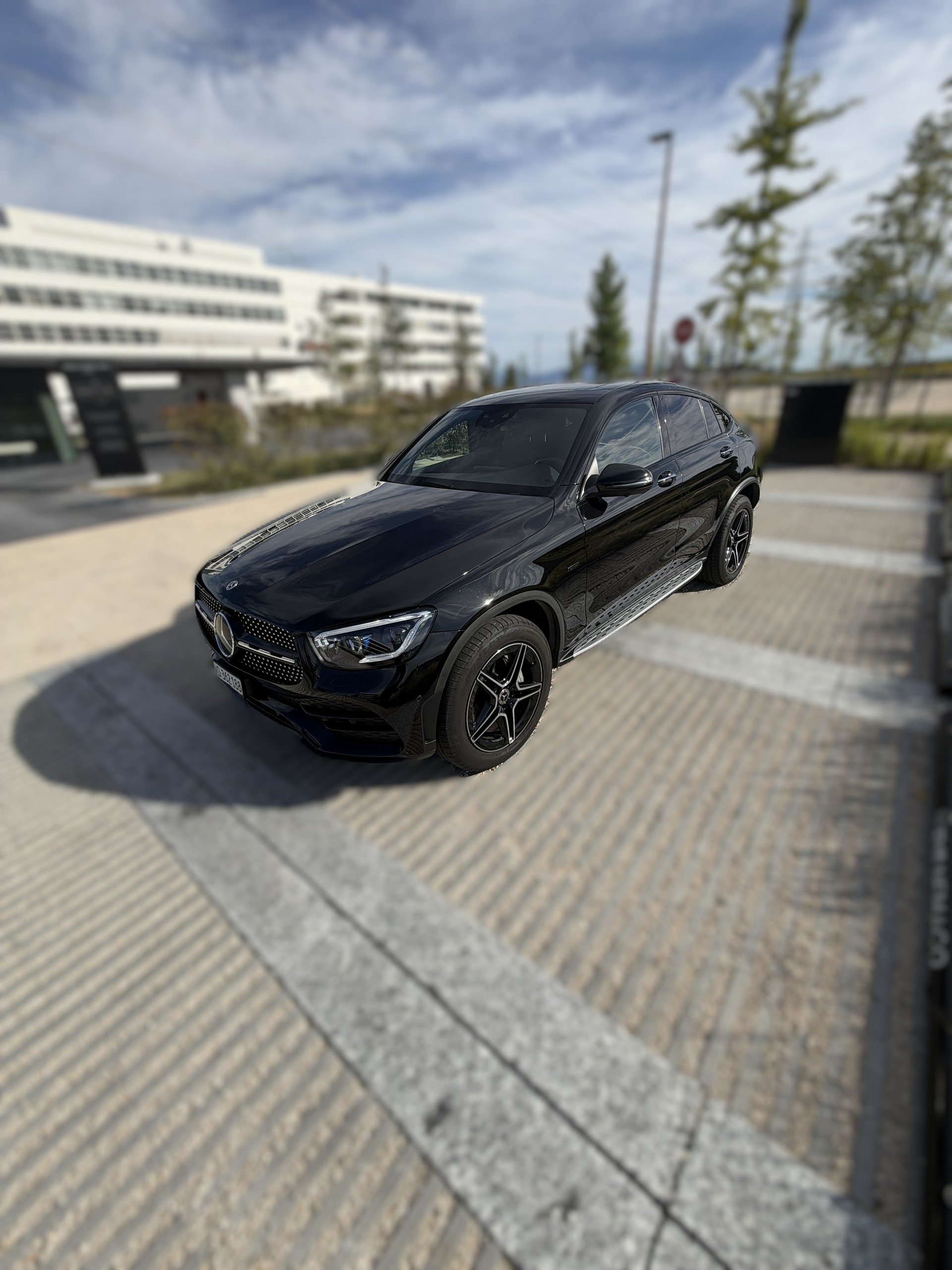 MERCEDES-BENZ GLC 300 e AMG Line 4m-image-1