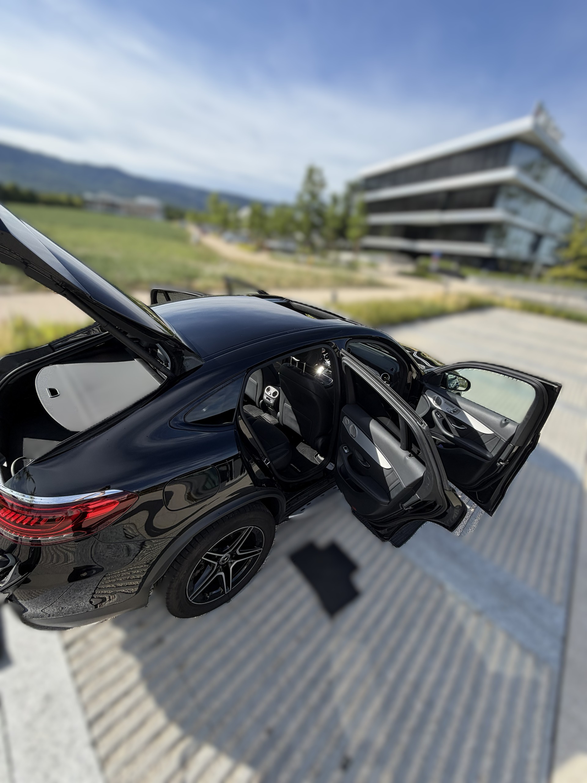 MERCEDES-BENZ GLC 300 e AMG Line 4m-image-8