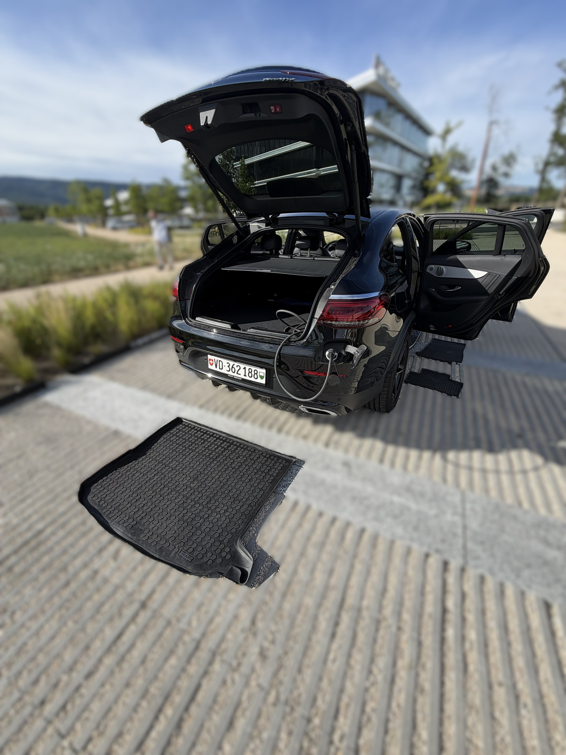 MERCEDES-BENZ GLC 300 e AMG Line 4m-image-6