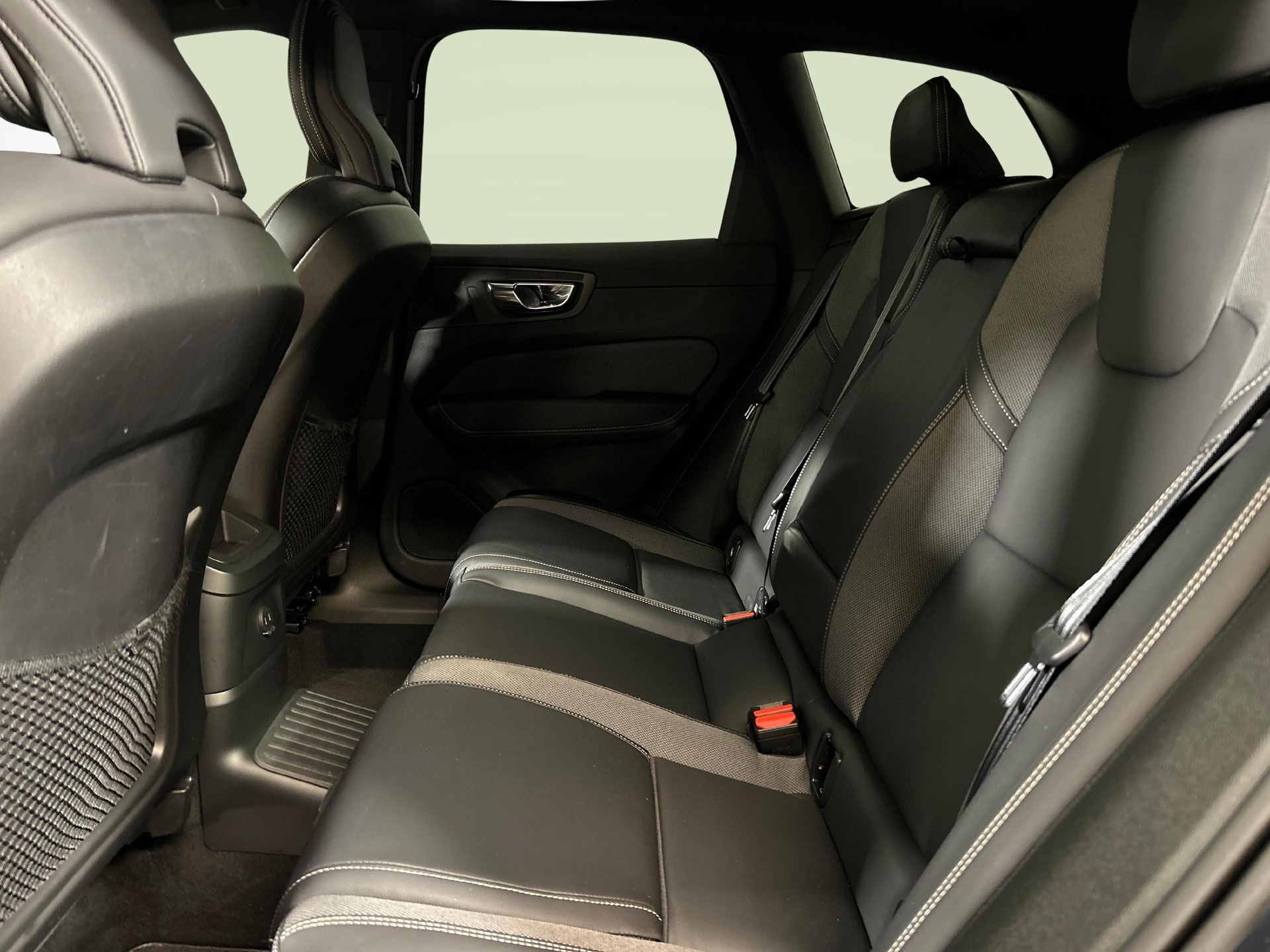 VOLVO XC60 2.0 T6 TE R-Design eAWD-image-4
