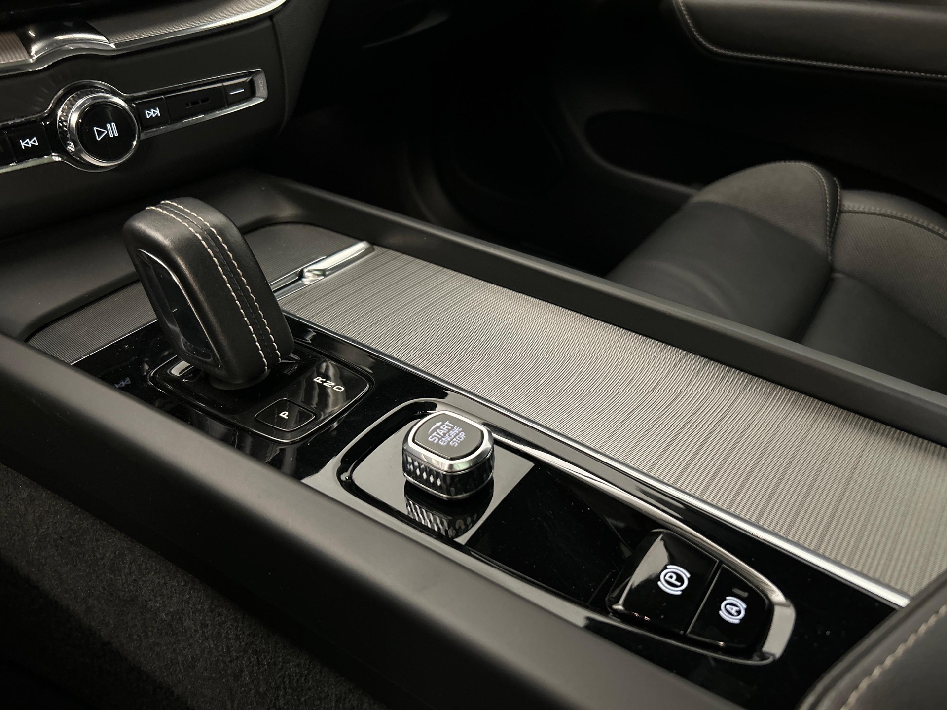 VOLVO XC60 2.0 T6 TE R-Design eAWD-image-15