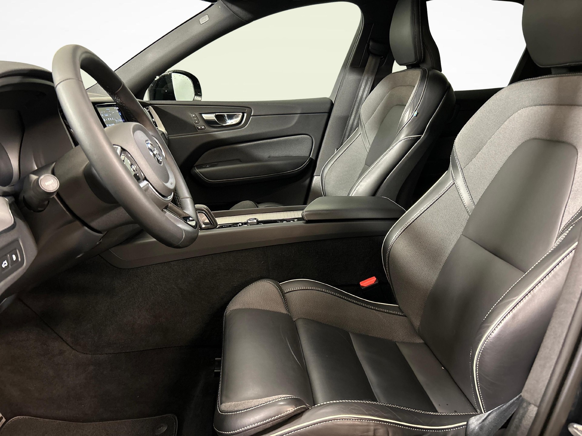 VOLVO XC60 2.0 T6 TE R-Design eAWD-image-3