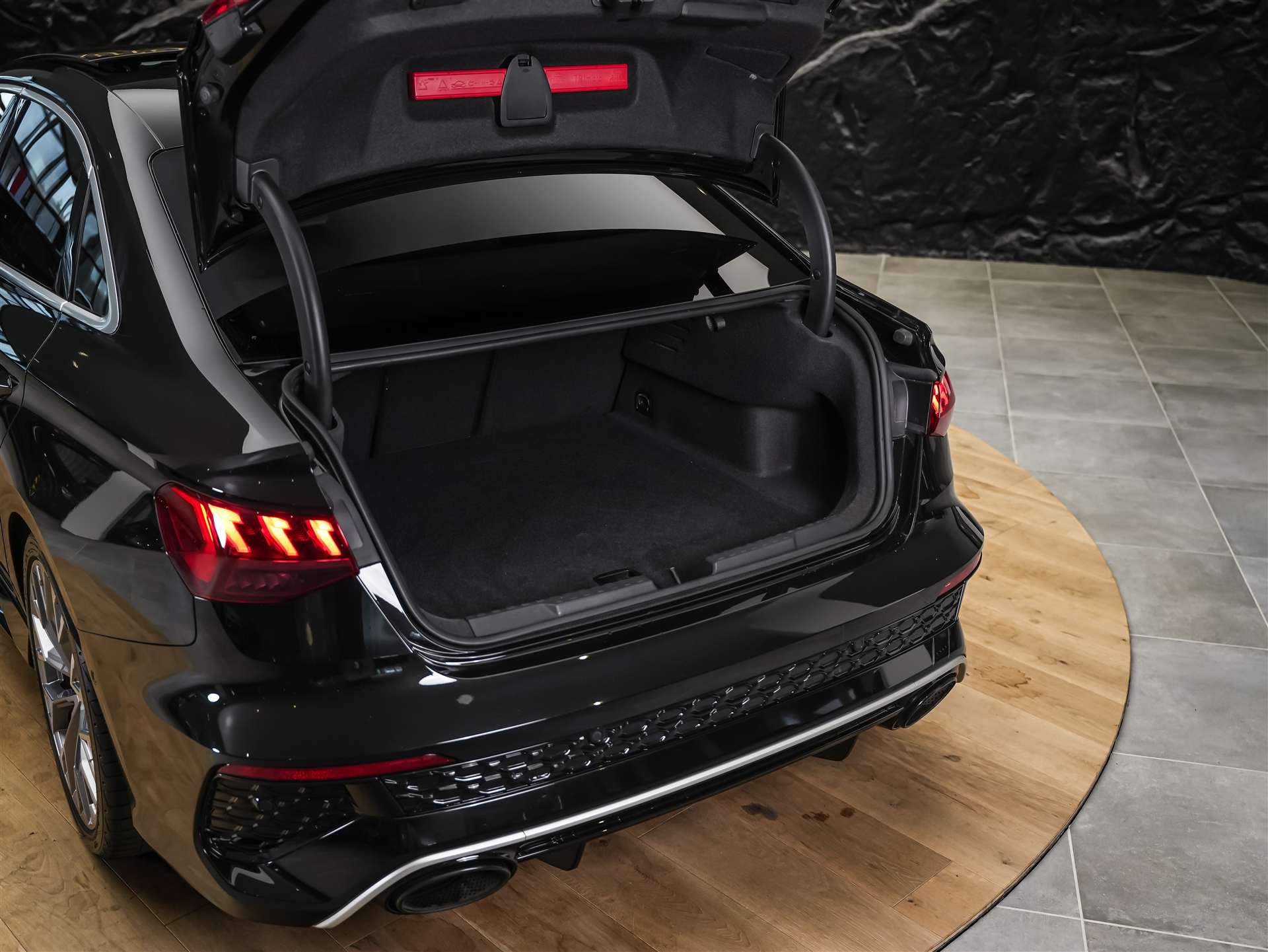 AUDI RS3 Limousine 2.5 TSI quattro S-tronic *Head Up*Panorama*Bang&Olufsen*-image-44