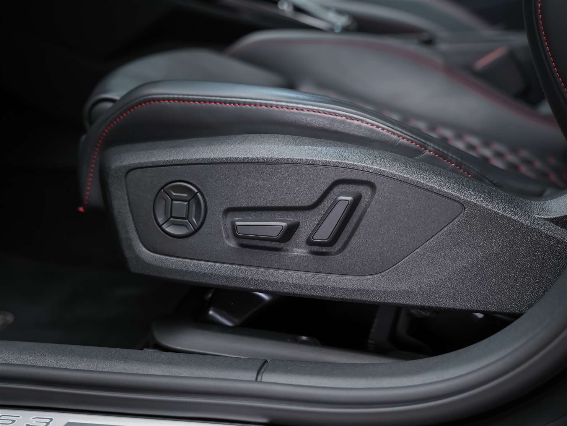 AUDI RS3 Limousine 2.5 TSI quattro S-tronic *Head Up*Panorama*Bang&Olufsen*-image-29