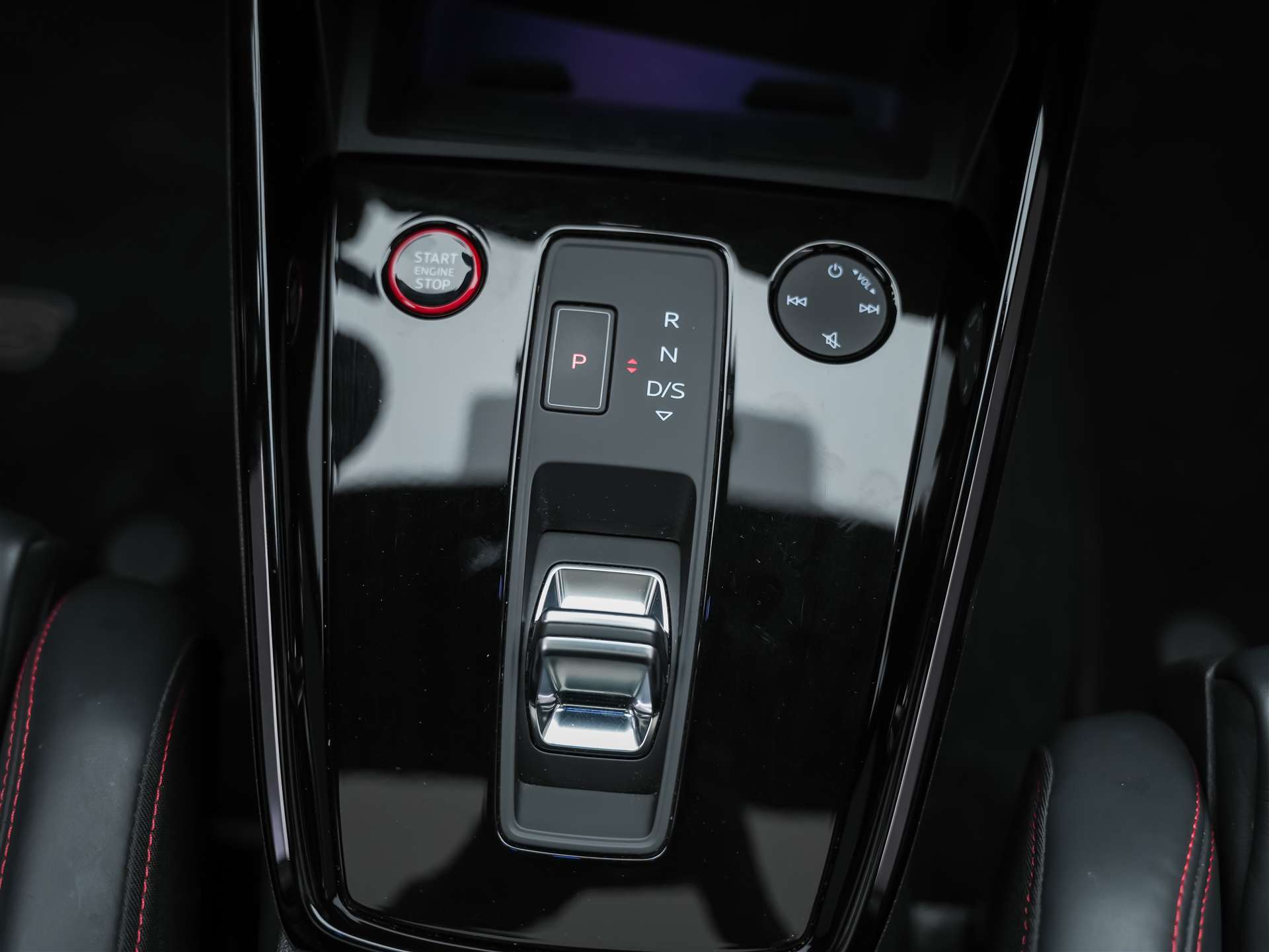 AUDI RS3 Limousine 2.5 TSI quattro S-tronic *Head Up*Panorama*Bang&Olufsen*-image-22