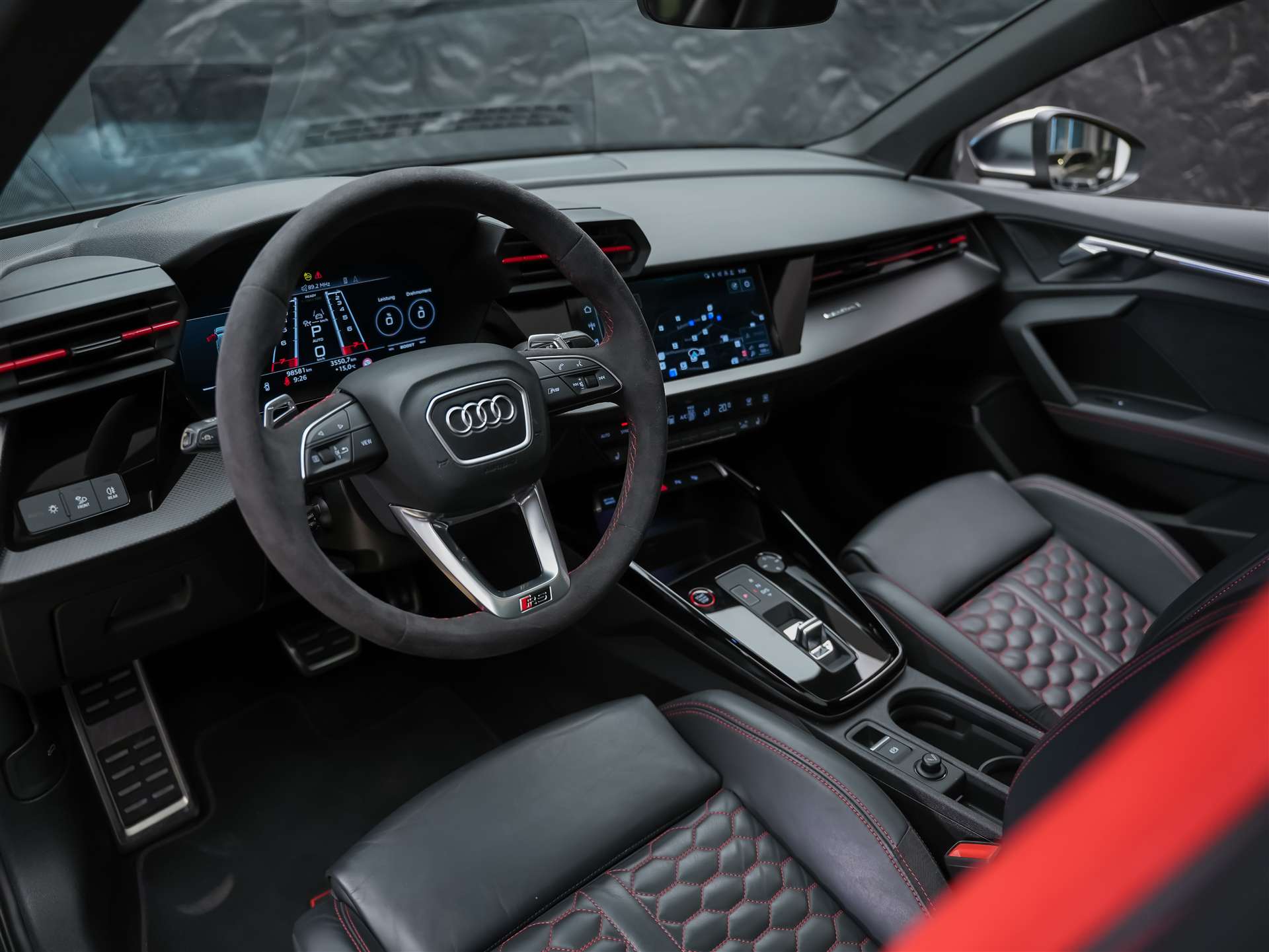 AUDI RS3 Limousine 2.5 TSI quattro S-tronic *Head Up*Panorama*Bang&Olufsen*-image-7
