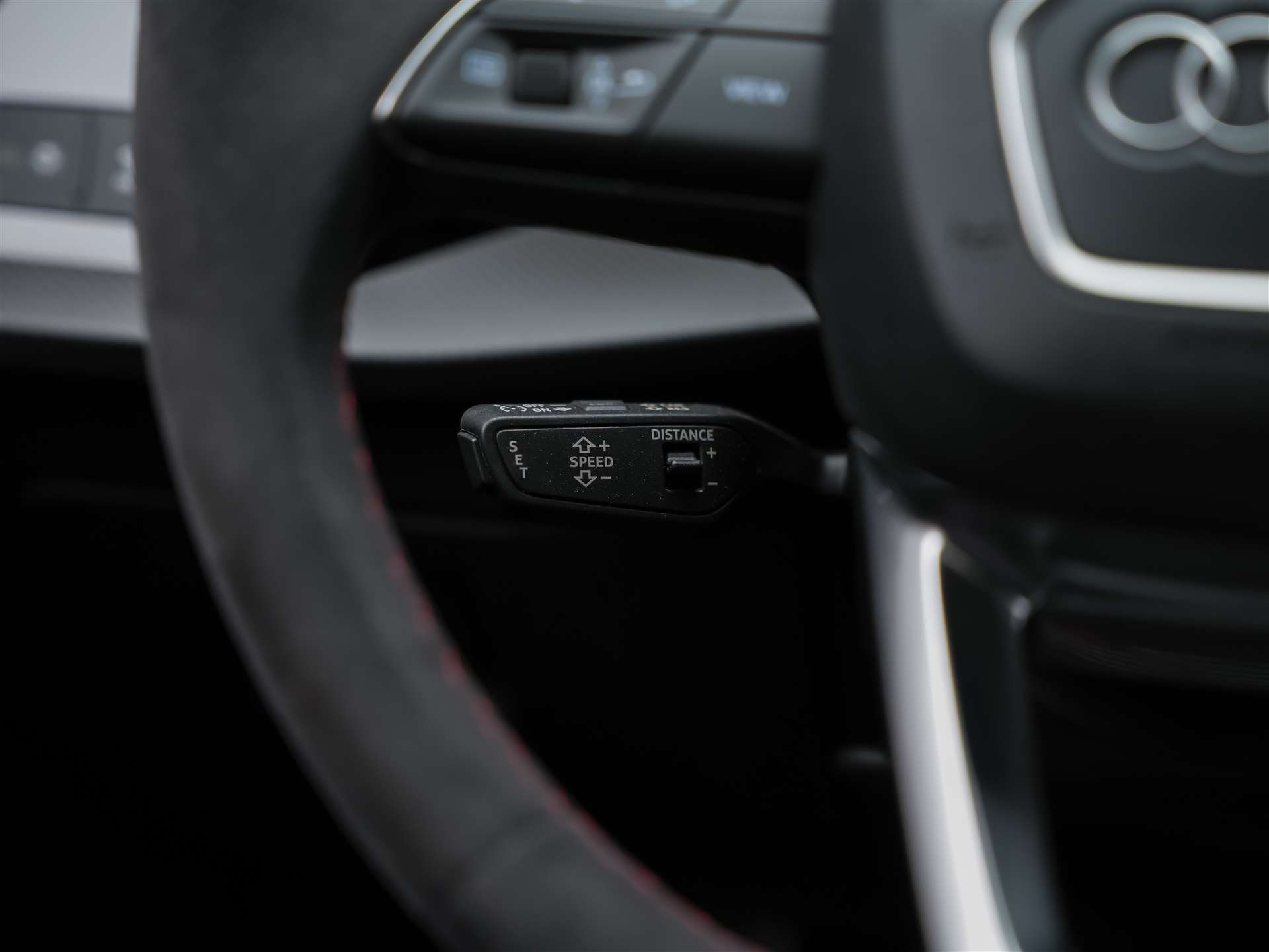 AUDI RS3 Limousine 2.5 TSI quattro S-tronic *Head Up*Panorama*Bang&Olufsen*-image-33