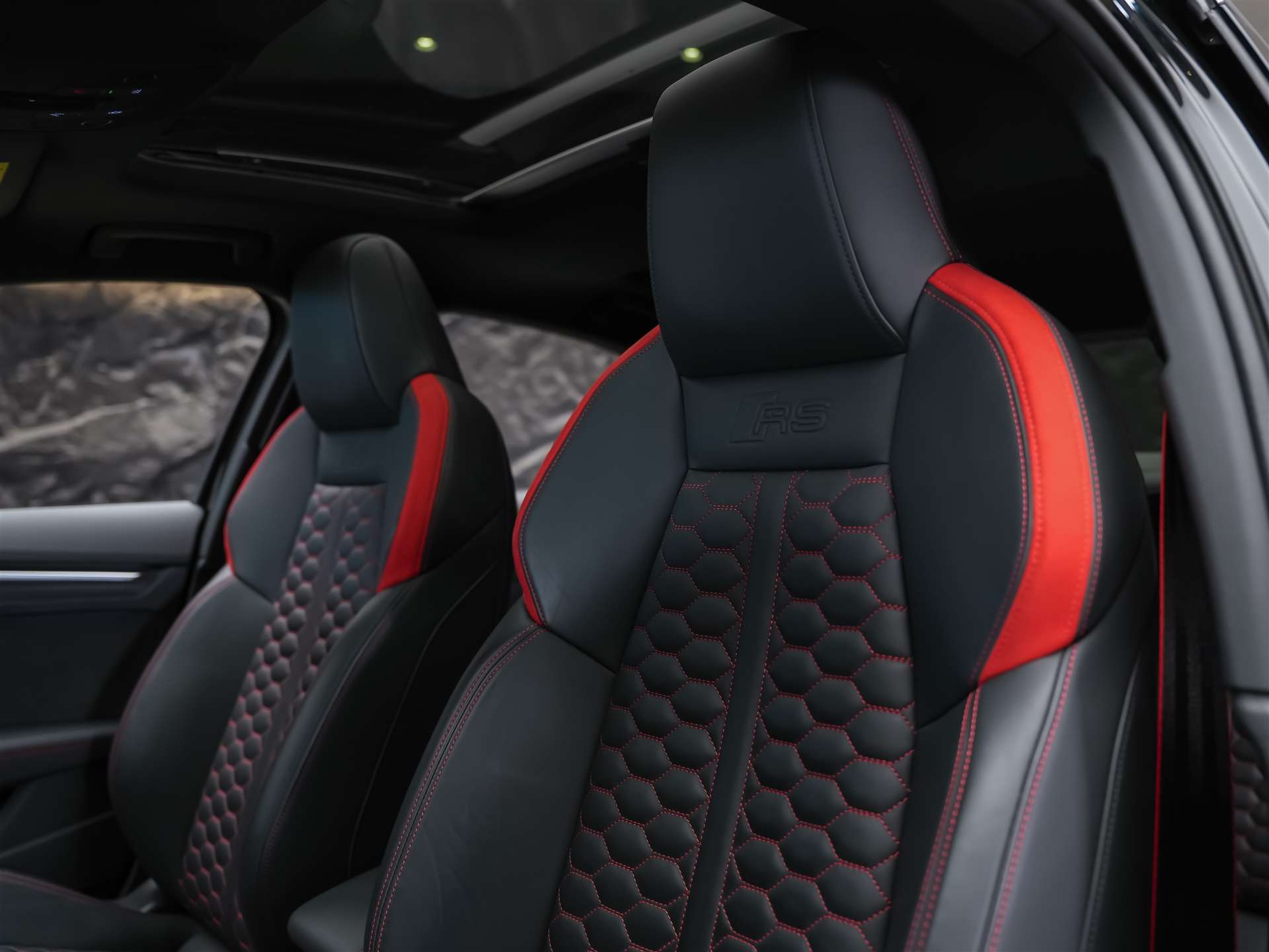 AUDI RS3 Limousine 2.5 TSI quattro S-tronic *Head Up*Panorama*Bang&Olufsen*-image-9