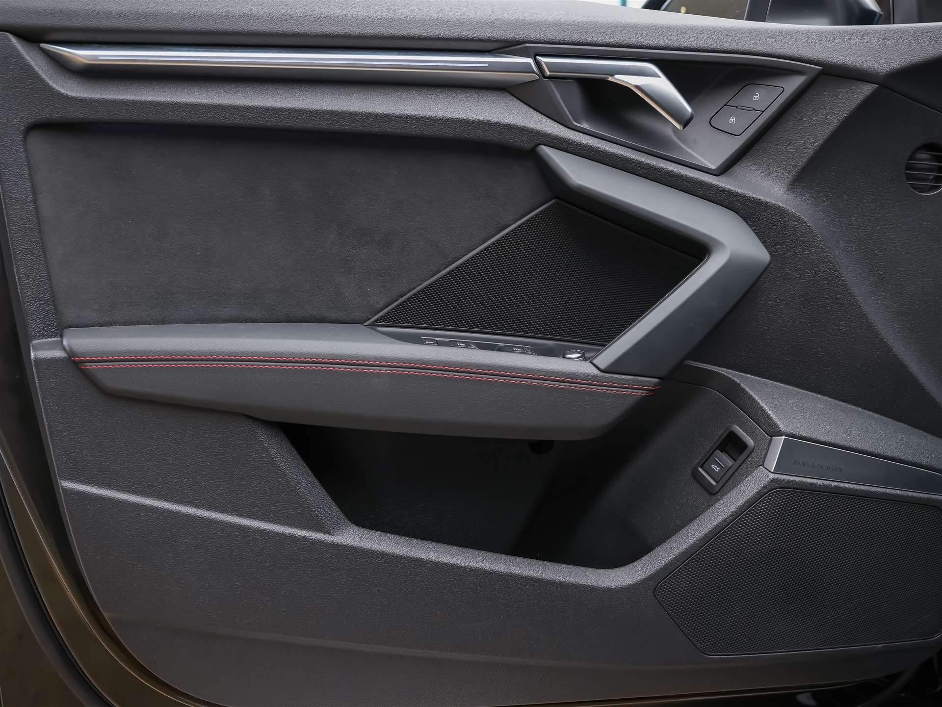 AUDI RS3 Limousine 2.5 TSI quattro S-tronic *Head Up*Panorama*Bang&Olufsen*-image-26