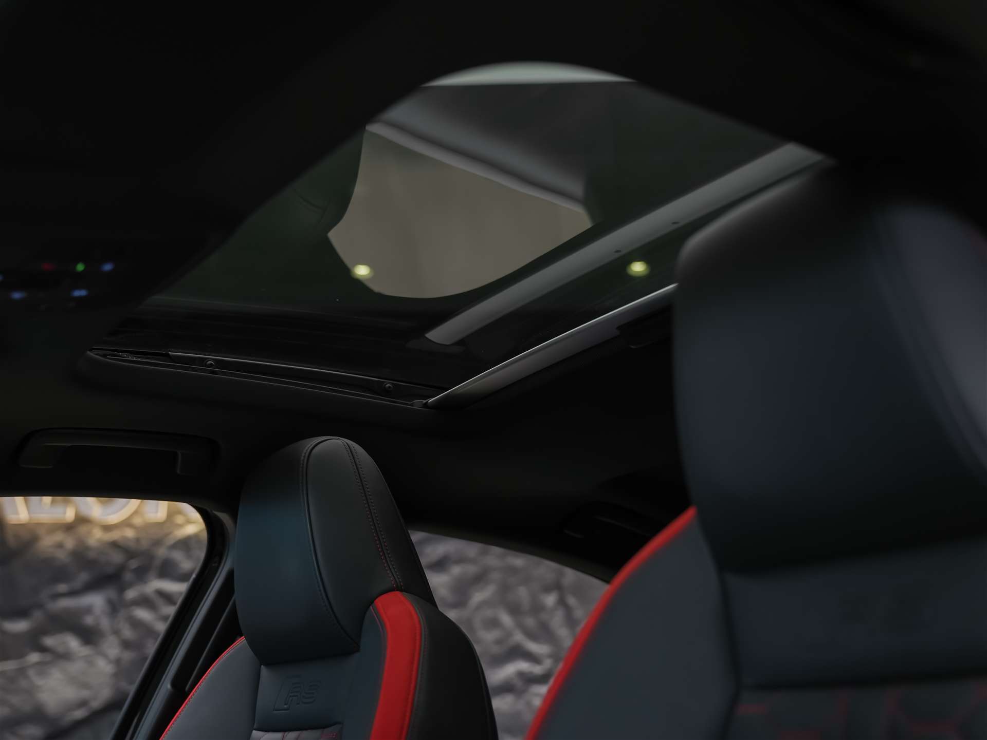 AUDI RS3 Limousine 2.5 TSI quattro S-tronic *Head Up*Panorama*Bang&Olufsen*-image-11